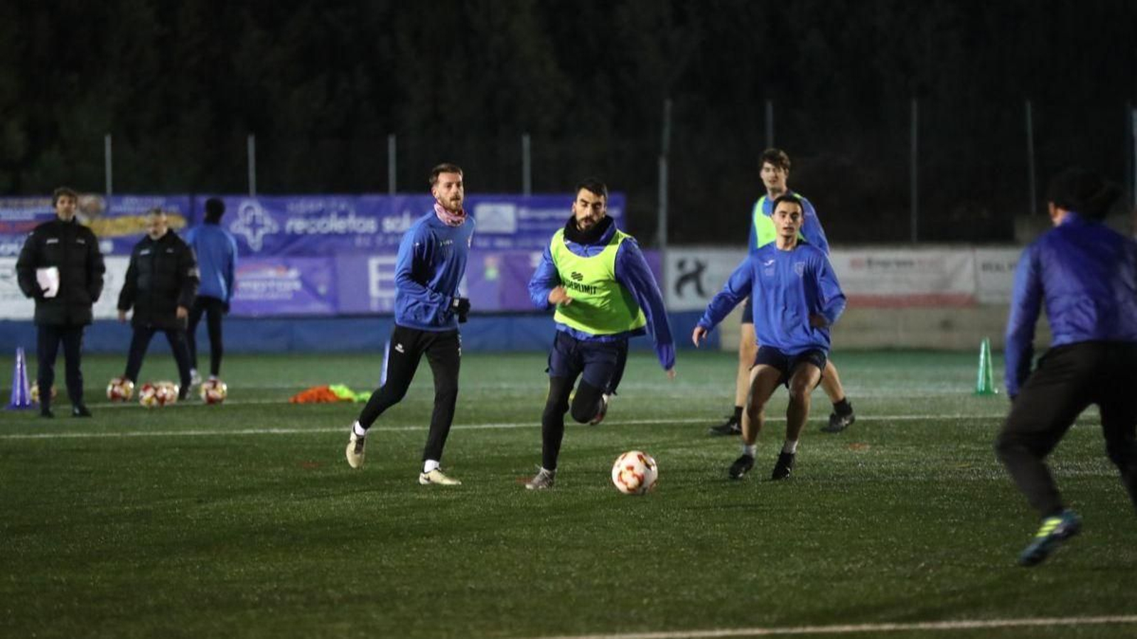 Marcelo, del Barbadás, persigue el balón en Os Carrís.