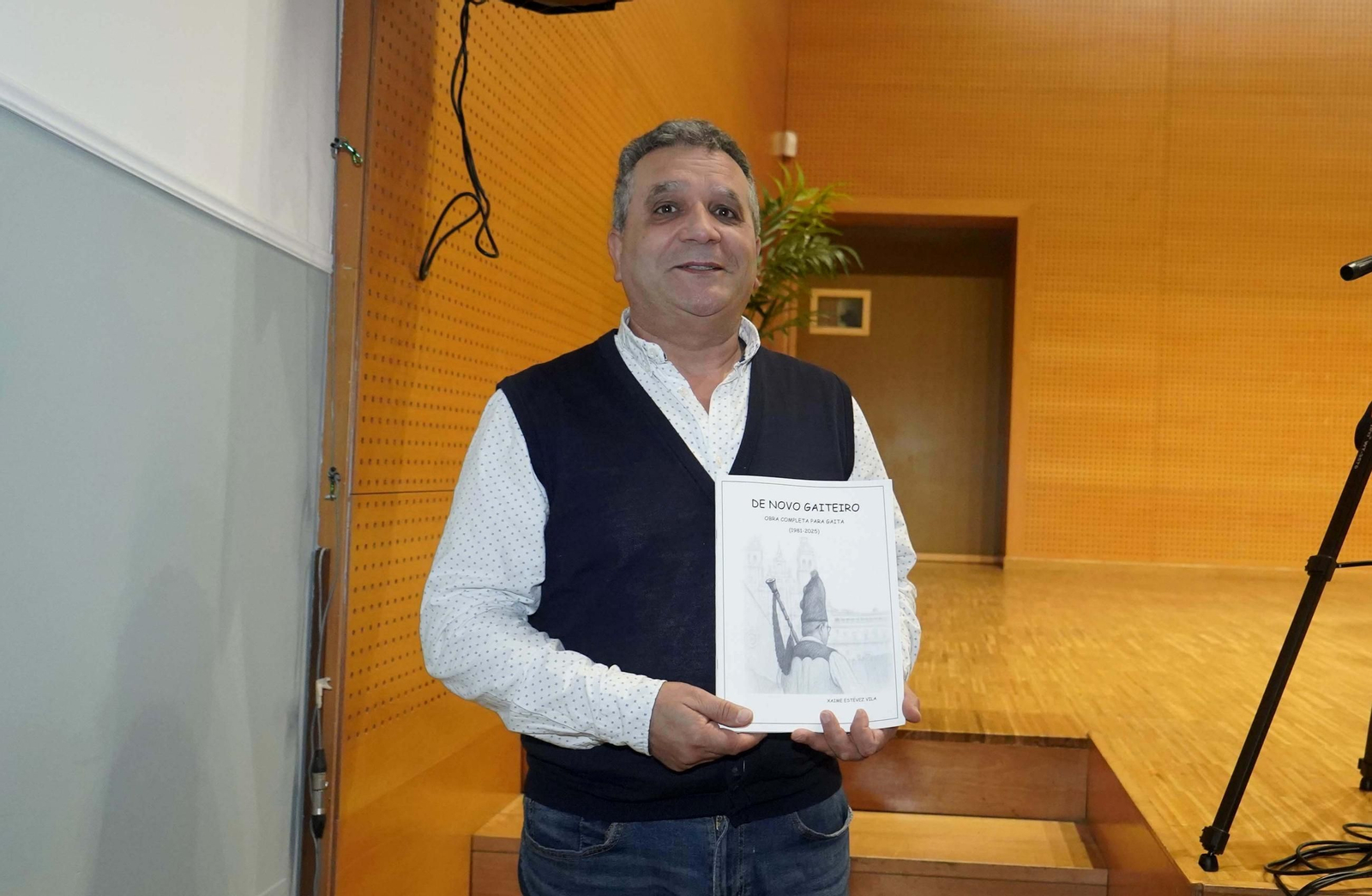 Xaime Estévez posa co seu libro no Conservatorio Profesional de Vigo.