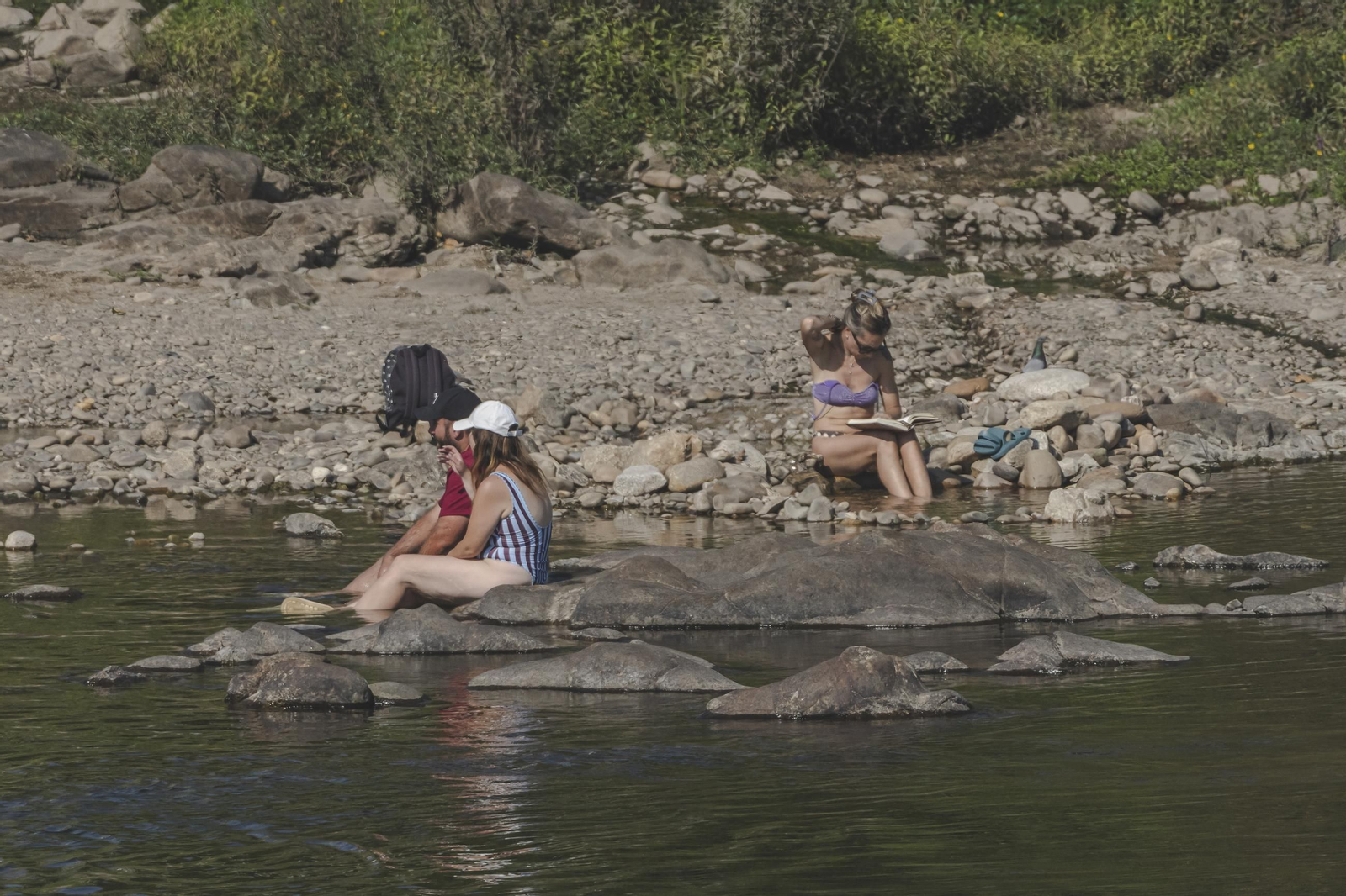 Galería | Los ourensanos combatiendo el calor en una jornada de calor extremo