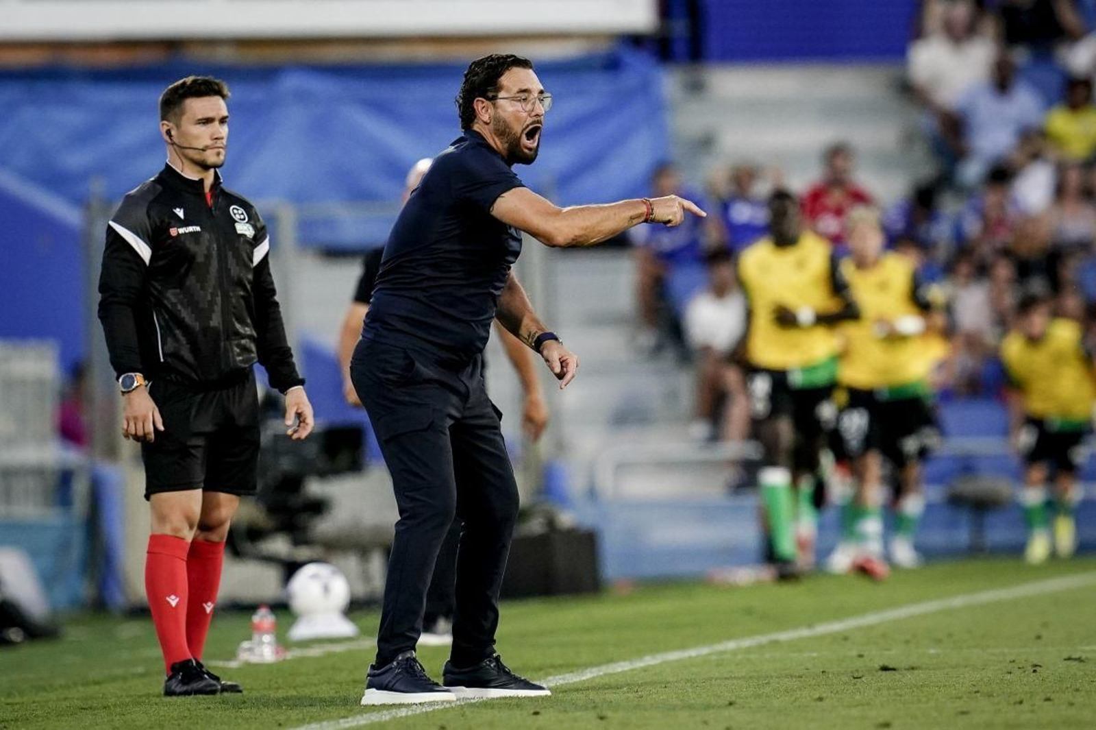 José Bordalás, entrenador del Getafe, da instrucciones en la banda.