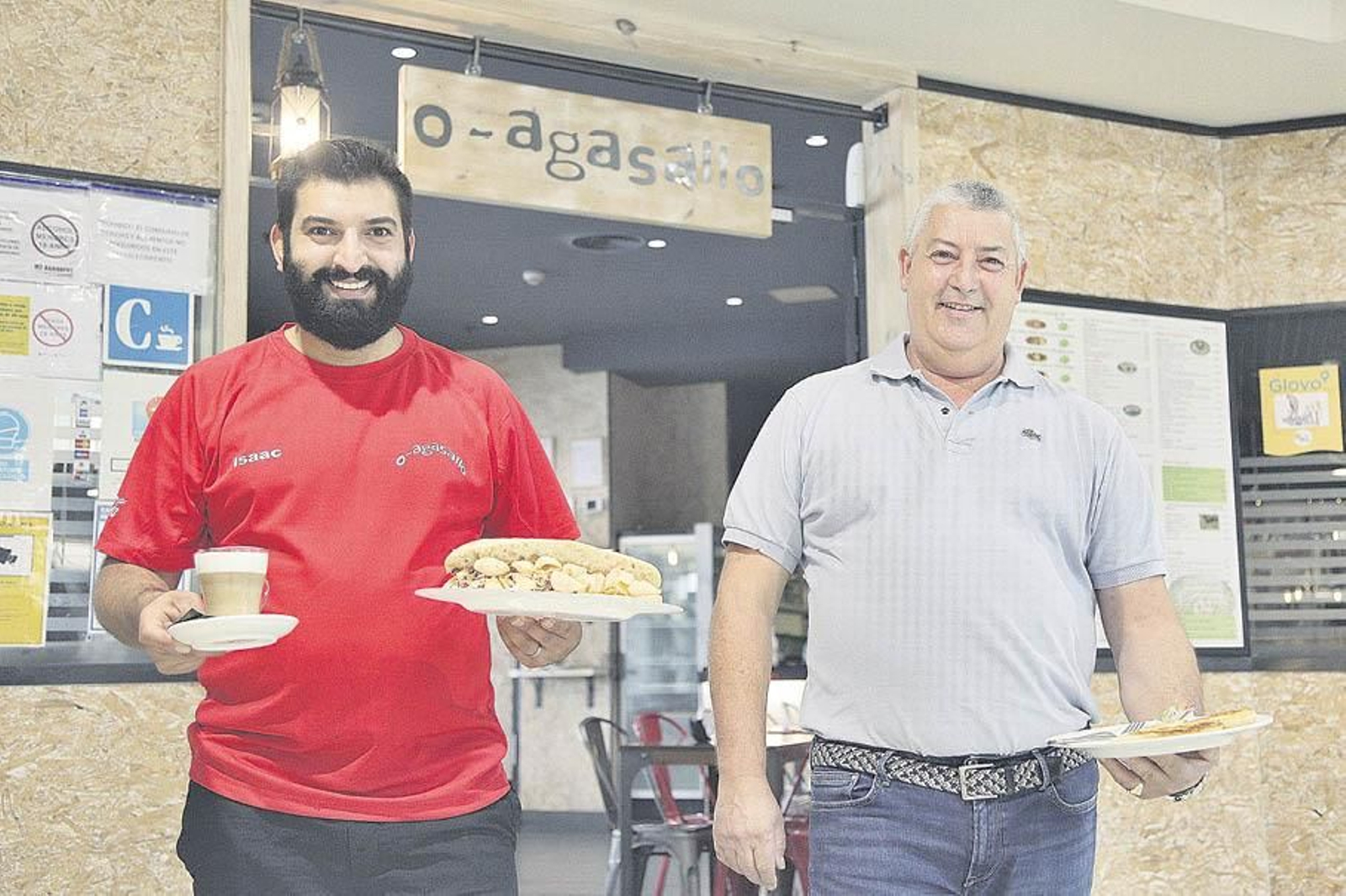 Isaac y Domingo con alguno de los platos que nos podemos encontrar en el Agasallo.