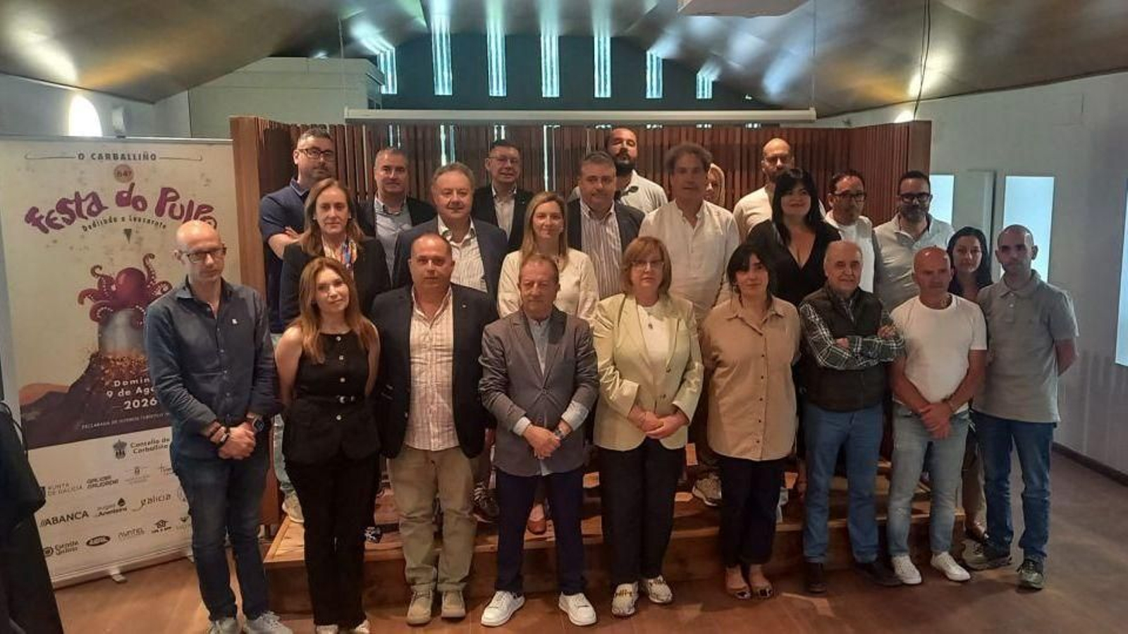 Autoridades y patrocinadores junto al cartel que promociona la 64 Festa do Pulpo.