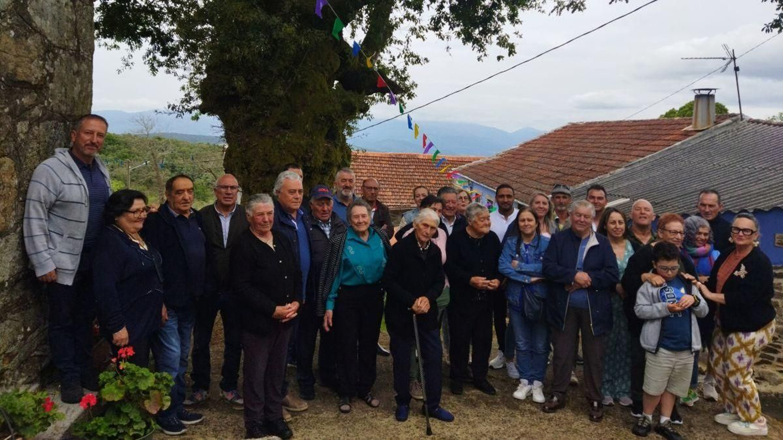 Foto de familia en Taboazas, que multiplicó su población por san Bernabé.