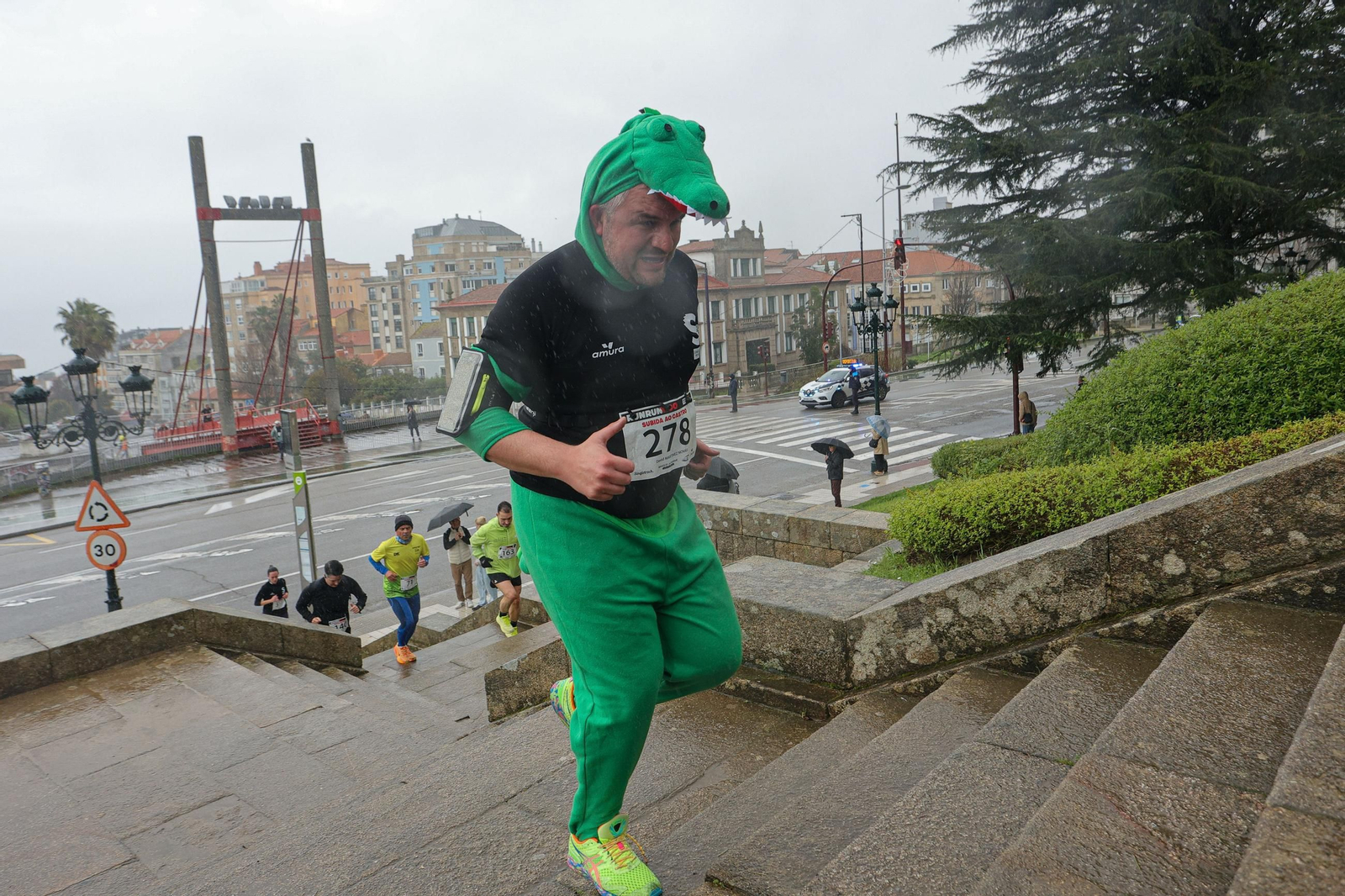 Galería | Cientos de atletas aguantan la lluvia en la Subida ao Castro