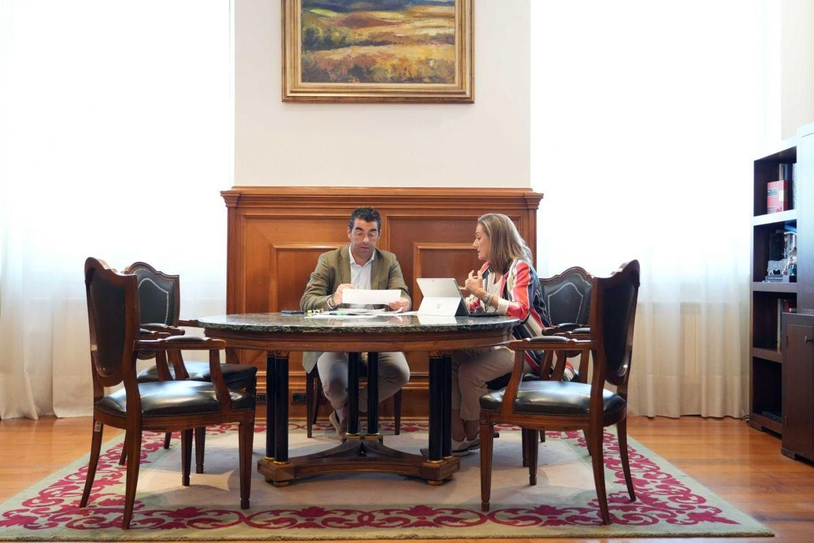 Luisa Sánchez y Luis López, ayer durante su reunión.