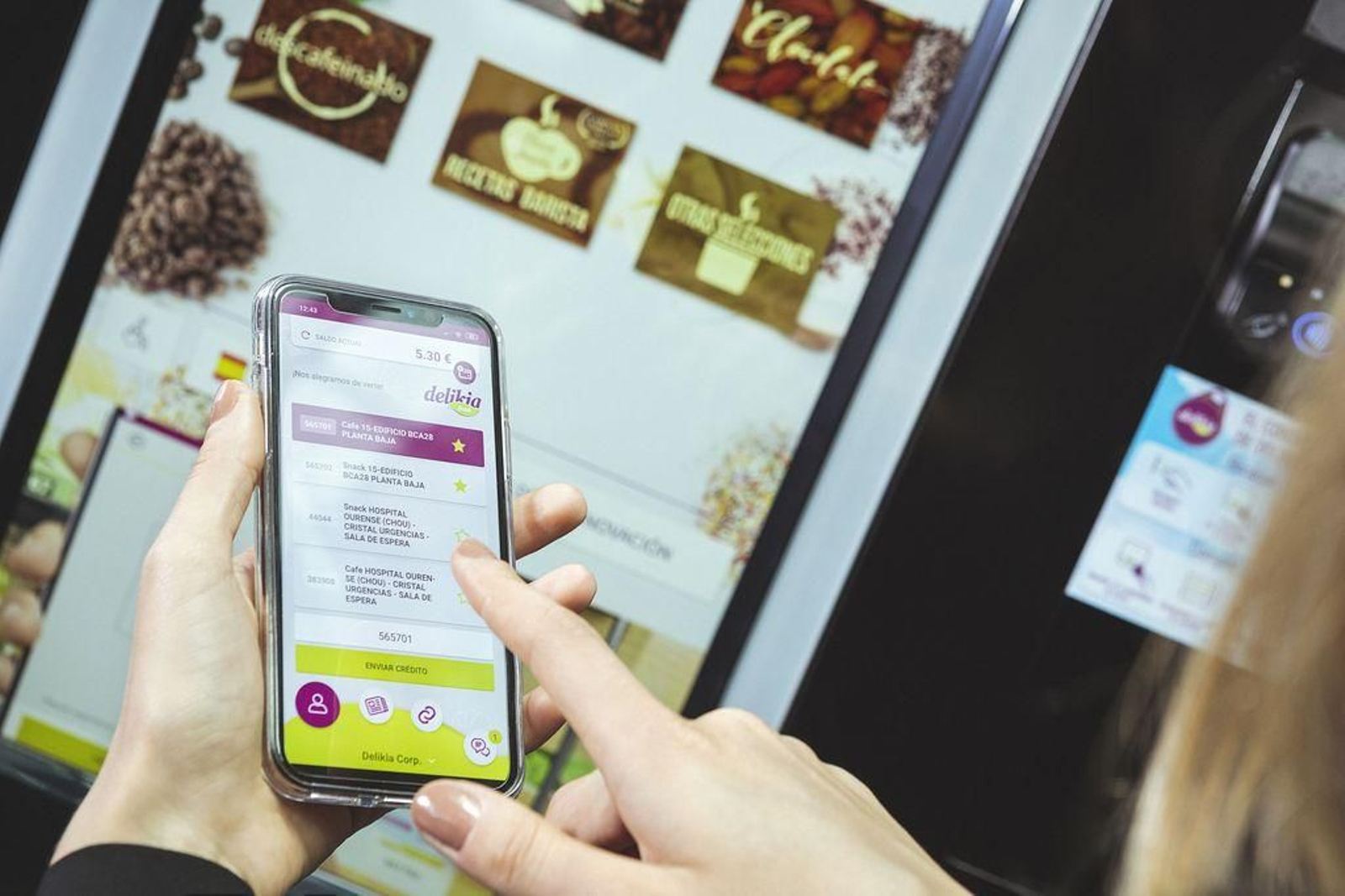 La 'app' permite pagar y ahora también pedir el producto de la máquina sin tocar la botonera.