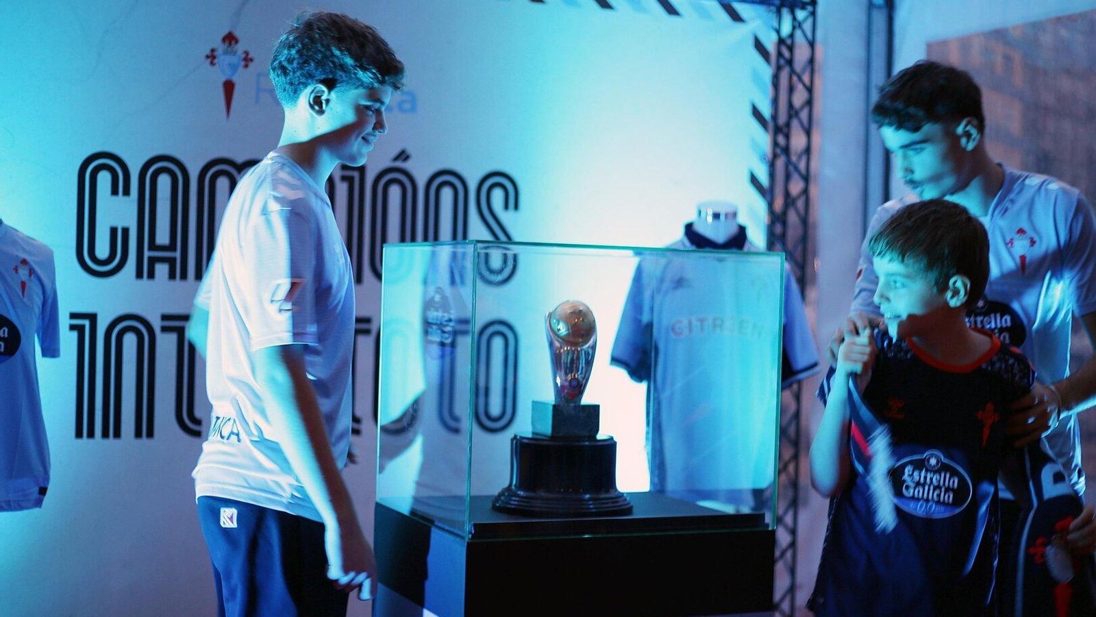 Hubo fotos con la prometida Intertoto fuera del estadio.