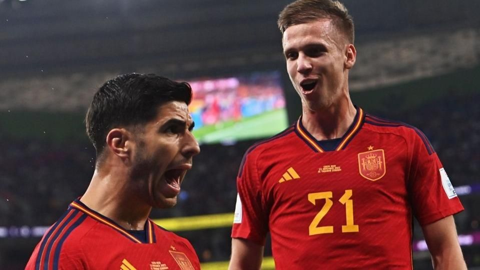 Marco Asensio celebra con Dani Olmo el segundo gol a Costa Rica ayer en Doha.