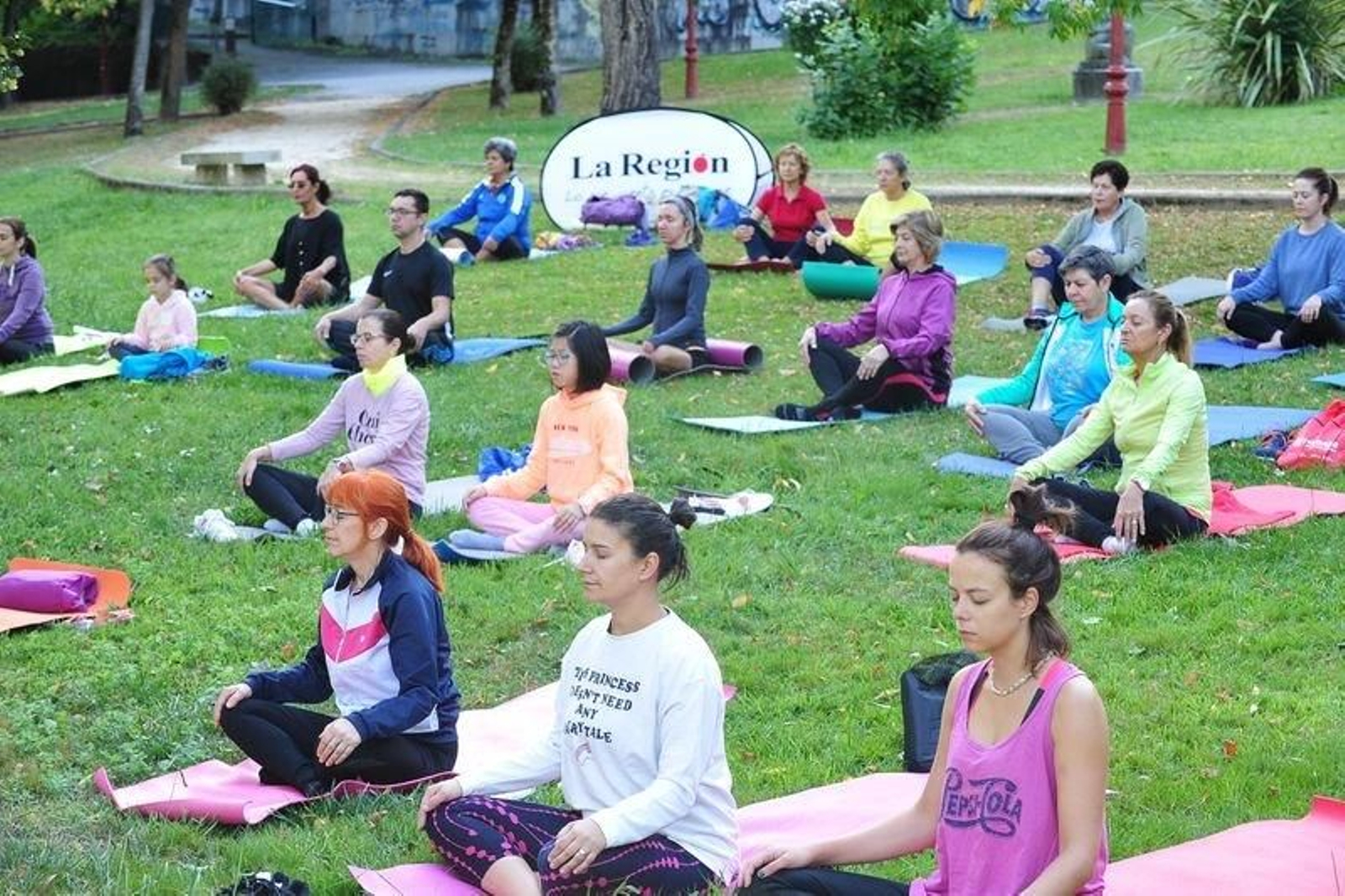 Los participantes en la actividad celebrada en el Parque Miño, en uno de los primeros ejercicios (JOSÉ PAZ).