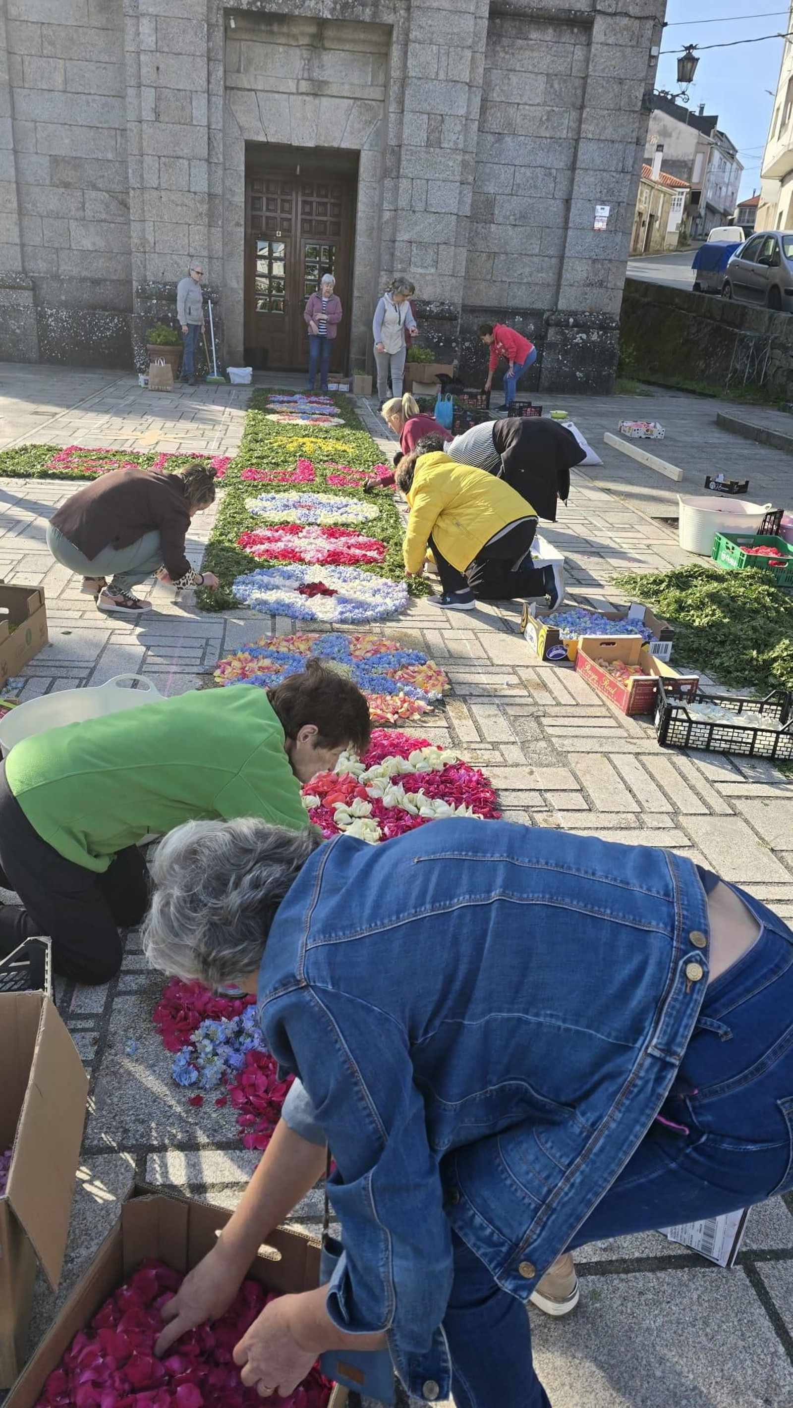 Galería | Castro Caldelas se engalana con alfombras de flores para el Corpus Christi