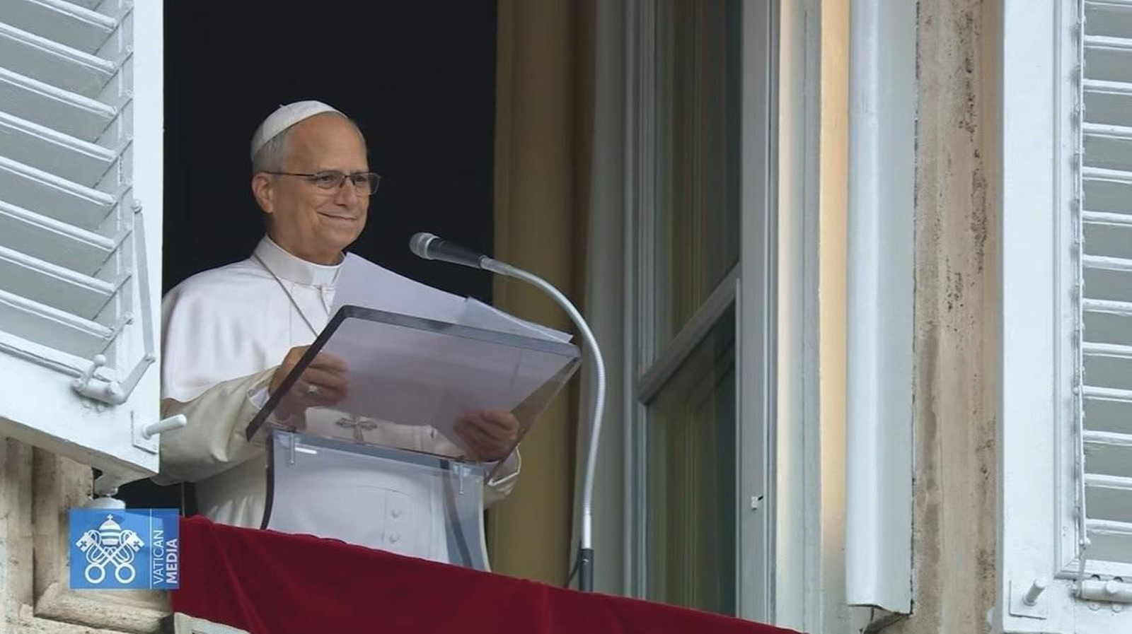 El papa León XIV durante el rezo del Ángelus.