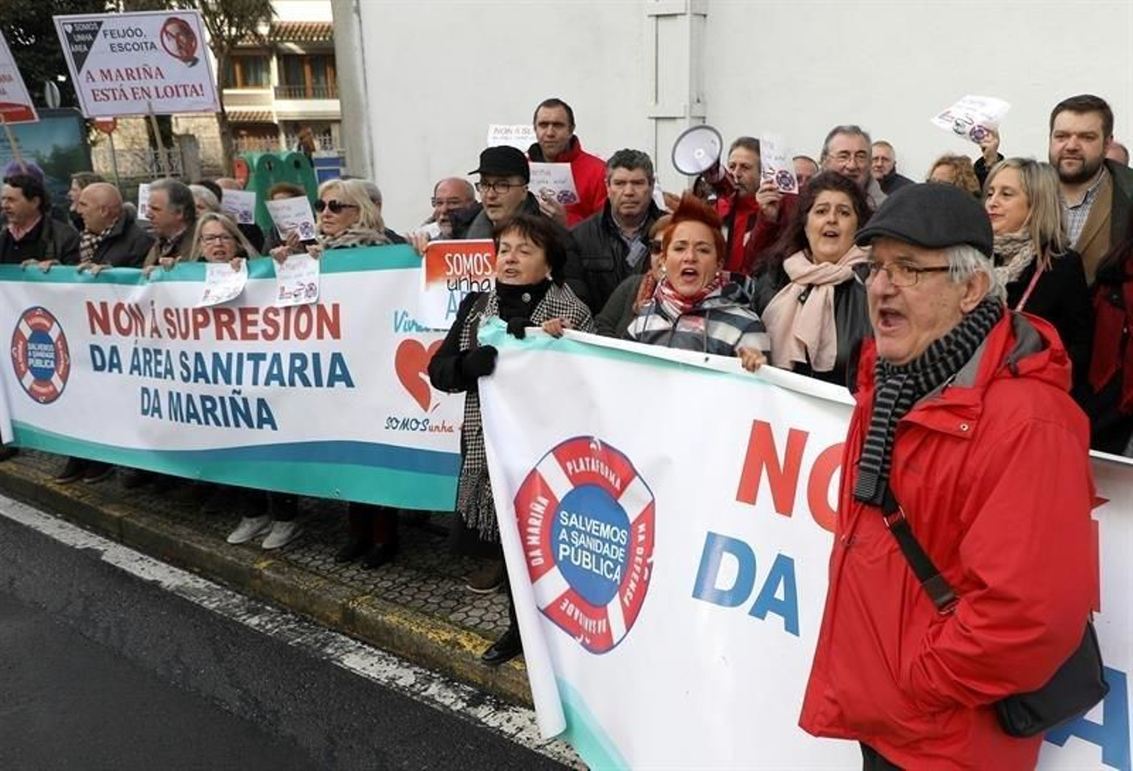 La plataforma SOS Sanidade Pública se ha concentrado a las puertas del Parlamento para protestar contra la inminente aprobación de la reforma de la ley de salud.