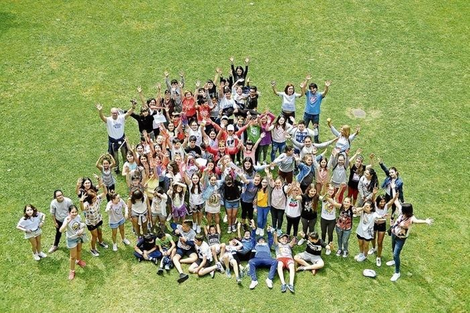 Los escolares de los centros Curros Enríquez de A Coruña, Celanova y Pazos de Borbén posan en el Claustro Barroco celanovés.