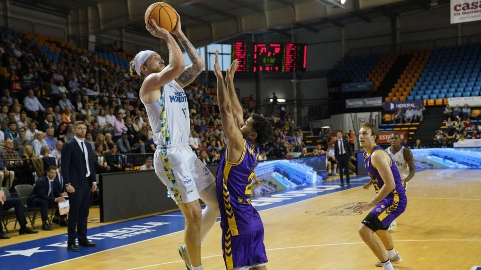 Spencer Litlesson lanza por encima de Wintering.