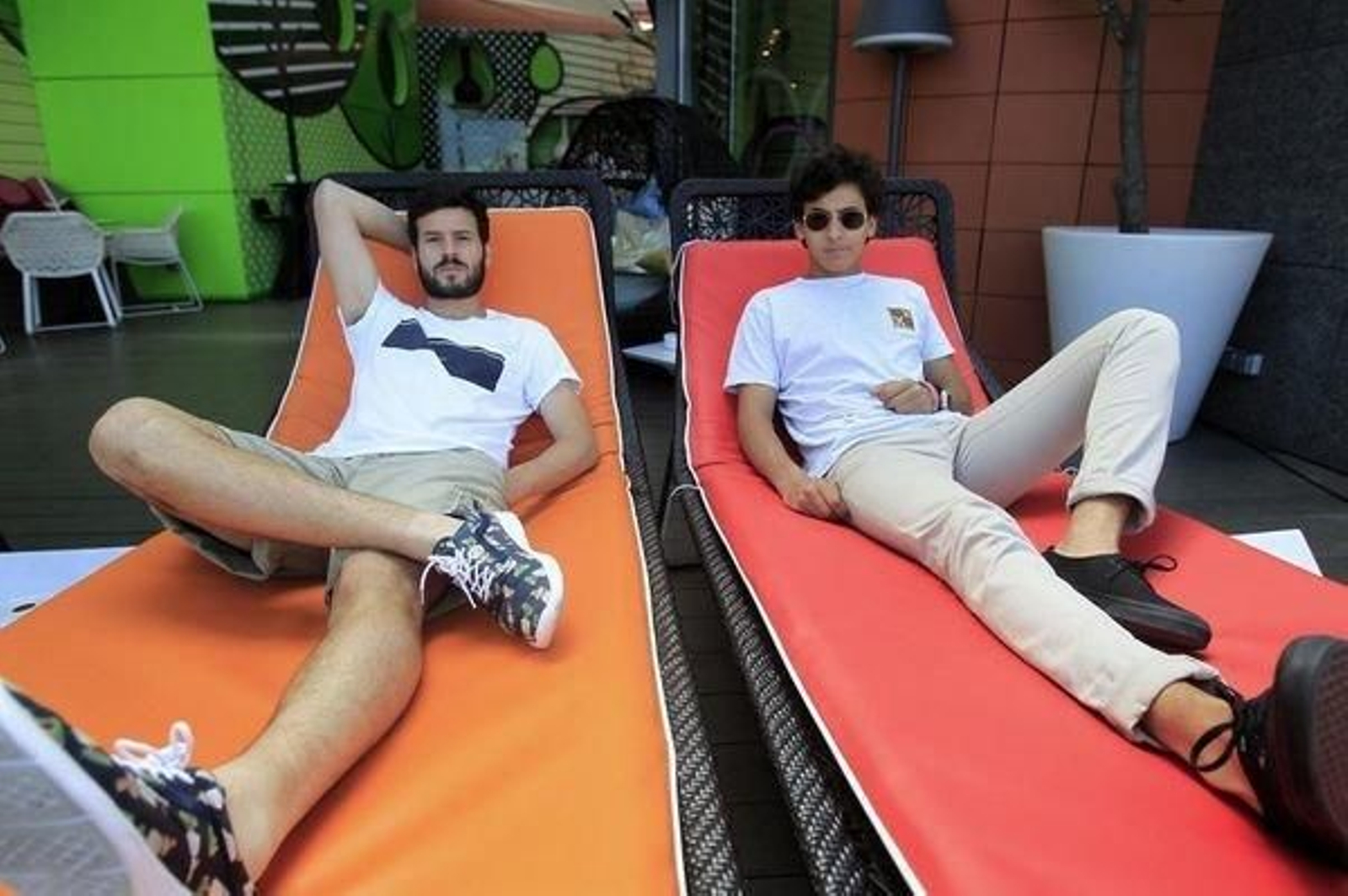 Willy Bárcenas, a la izquierda, con uno de sus compañeros de grupo.