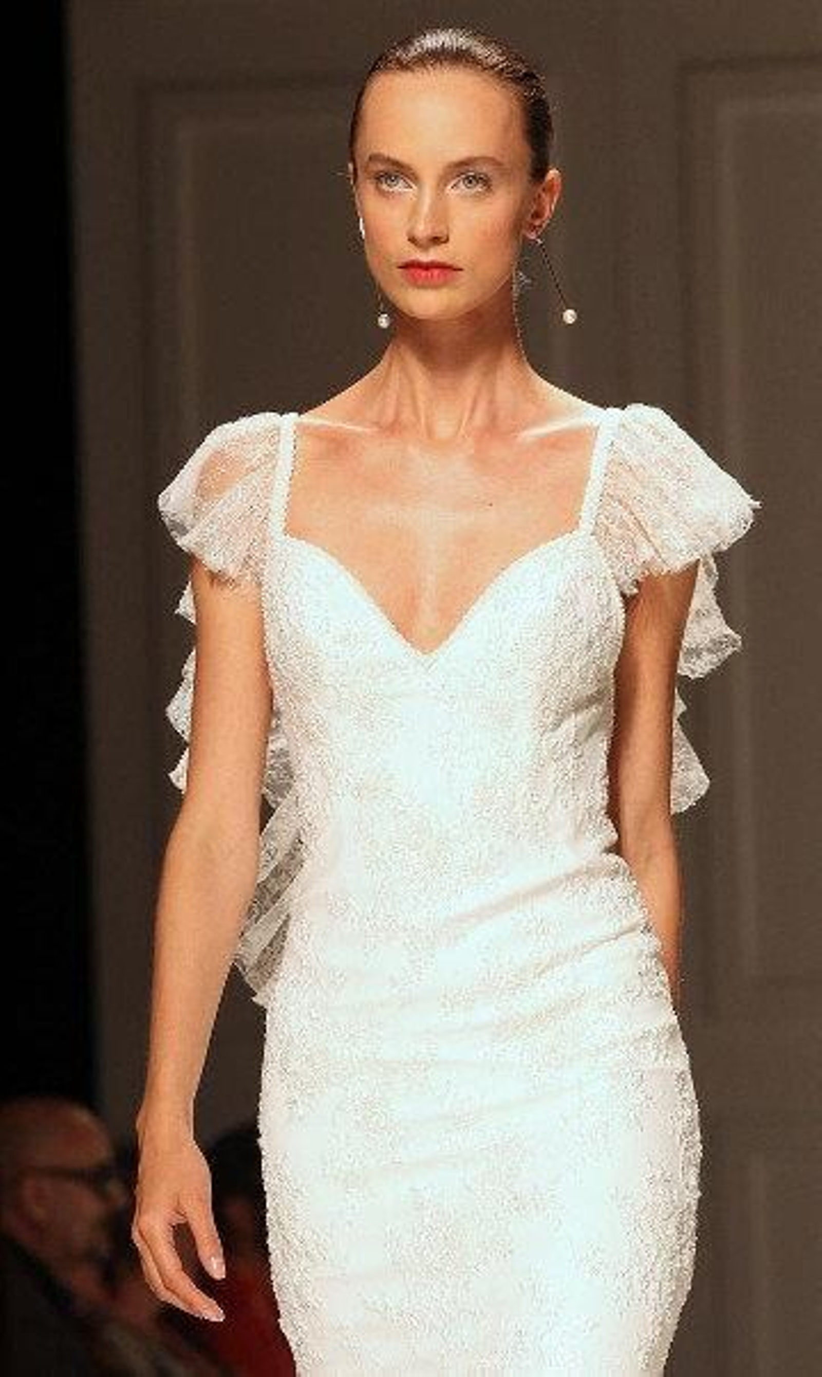 Una de los modelos en el desfile de Rosa Clará. (EFE)