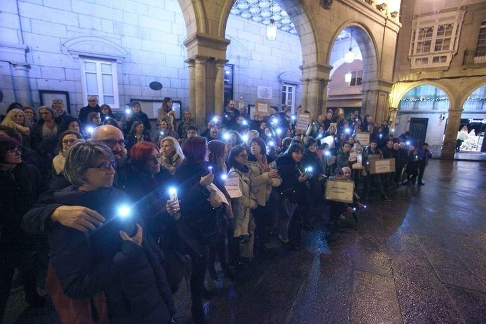 Un grupo de comerciantes se concentró ayer en la Praza Maior de Ourense.