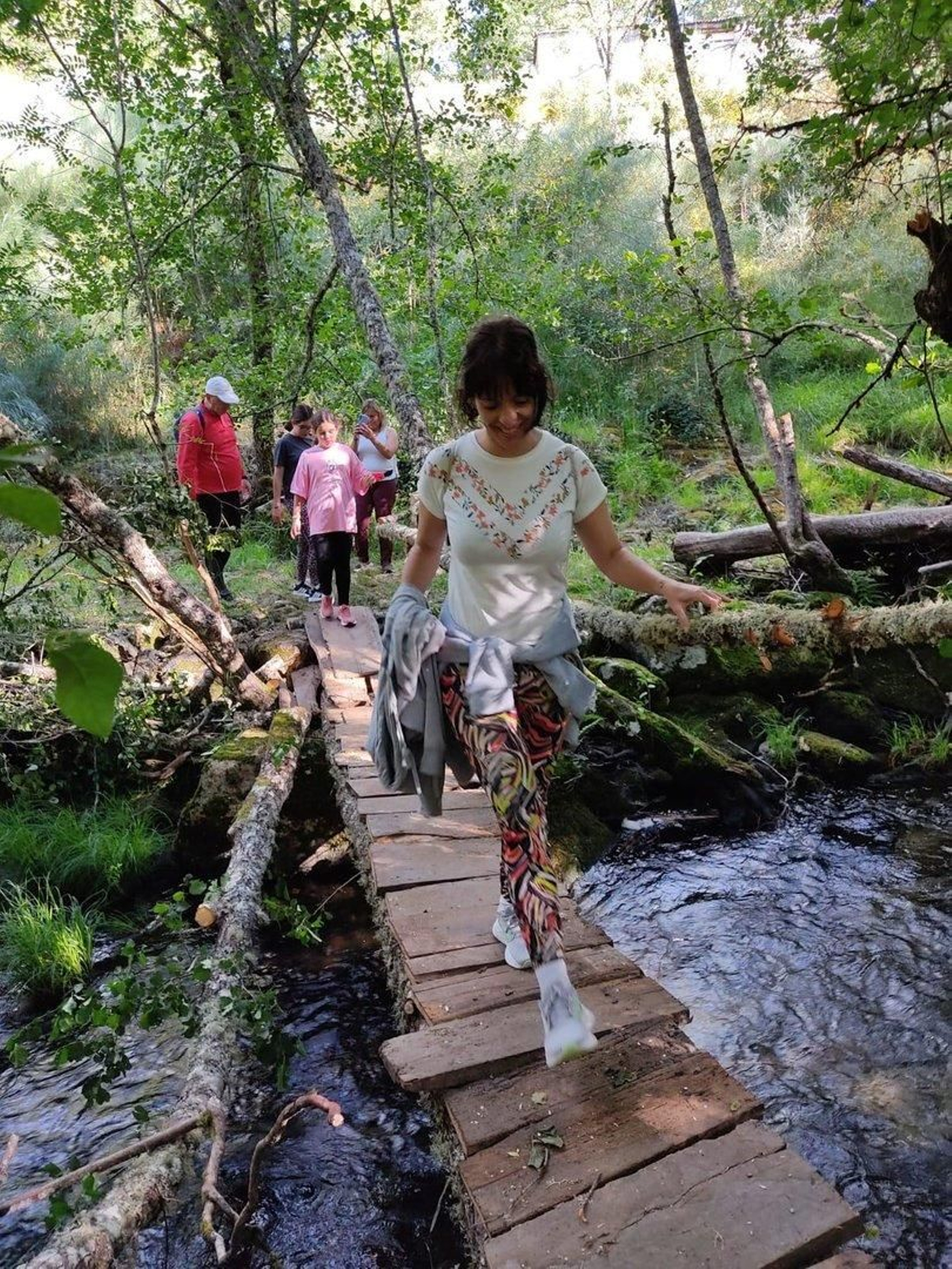 El camino atraviesa un río.