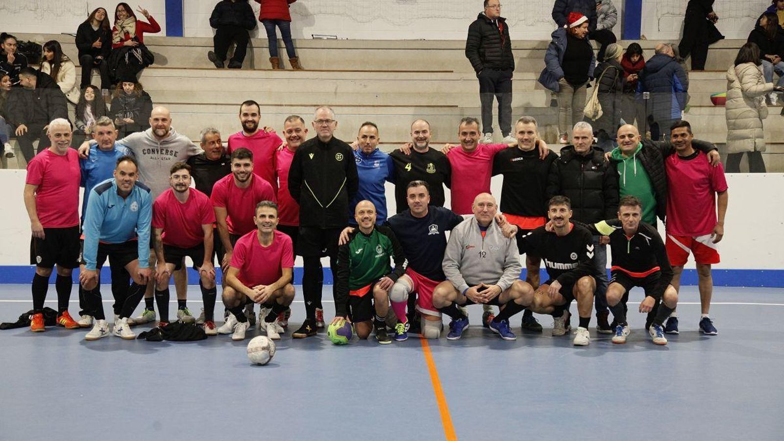 El Arranxar y un combinado provincial en el partido de leyendas junto con Fabián Clinaz en el centro.