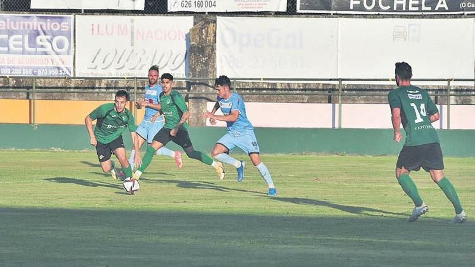 El defensa del Arenteiro, Germán Novoa, conduce la pelota en el amistoso ante el Coruxo.