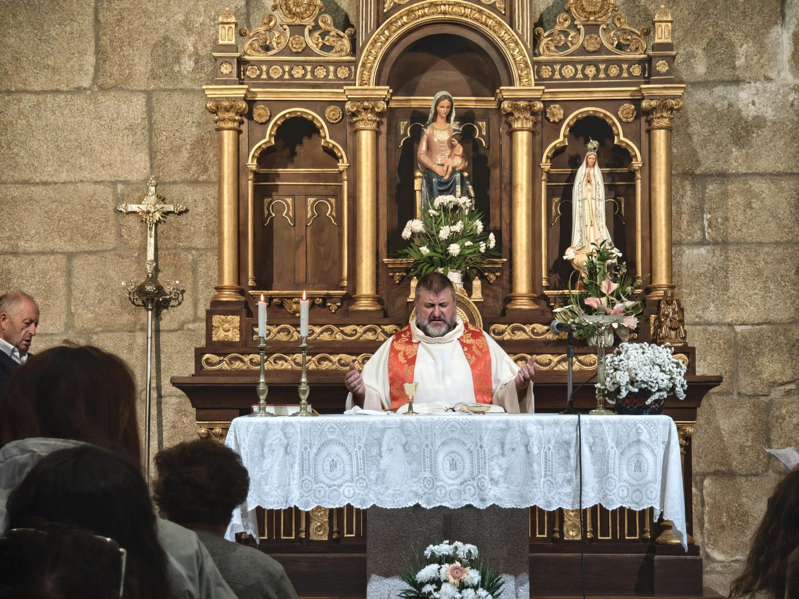 Galería | La fe movió a los devotos a una lluviosa romería de San Bartolomeu en Valadares