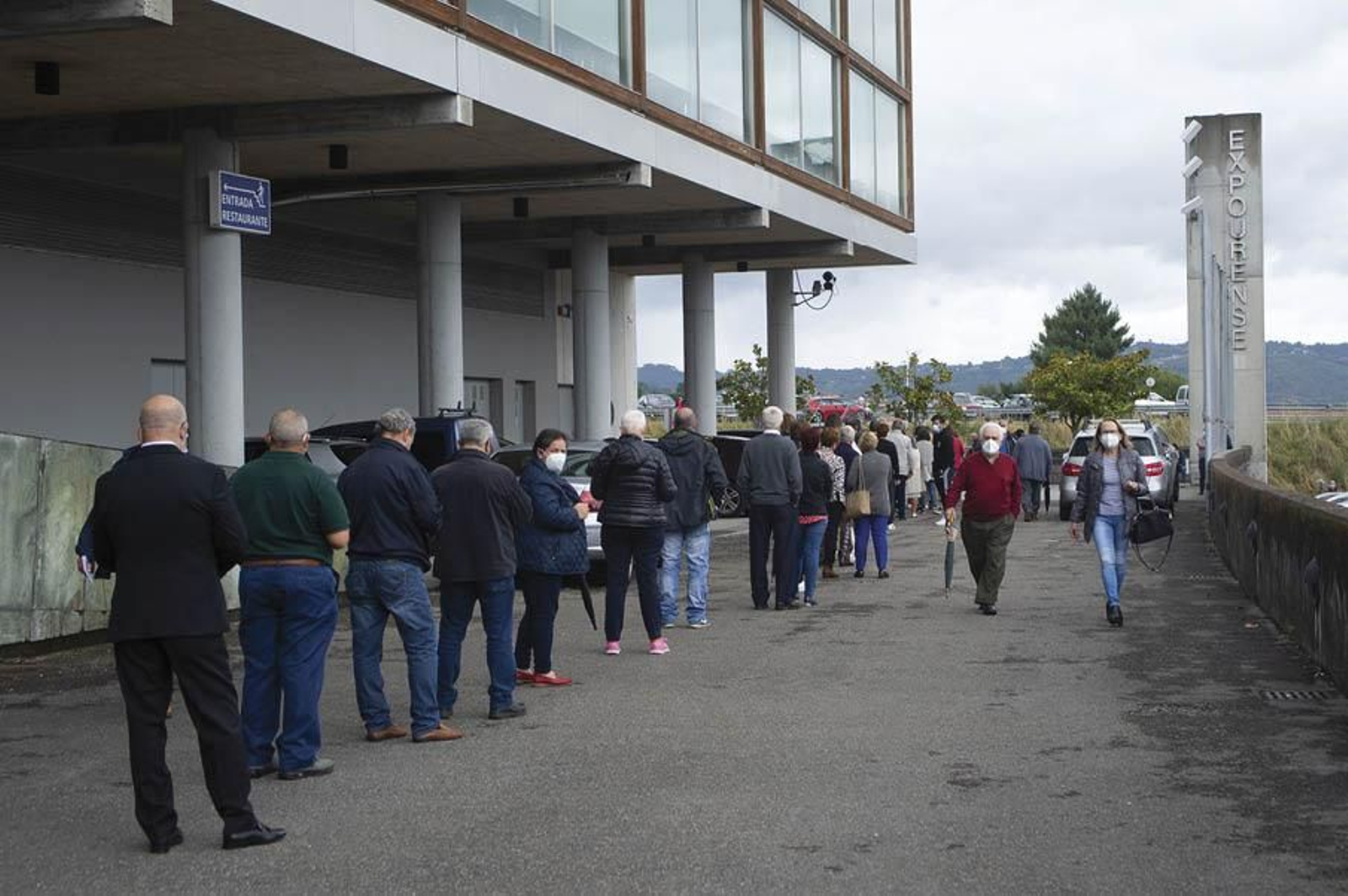 Colas en Expourense el pasado lunes para acceder a la vacunación (MARTIÑO PINAL).