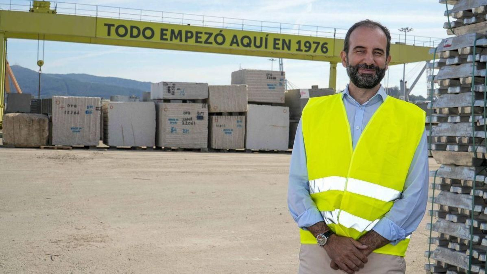 Xoán Martínez, CEO de la compañía, ante el puente grúa de la terminal de Kaleido Logistics en el Puerto de Vigo.