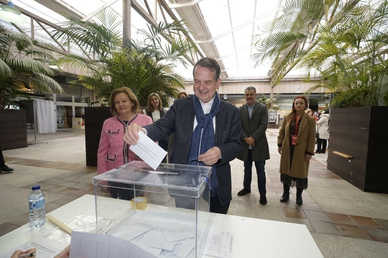 Abel Caballero, acompañado de su mujer y concejales, votando este pasado domingo en la mesa del consistorio.