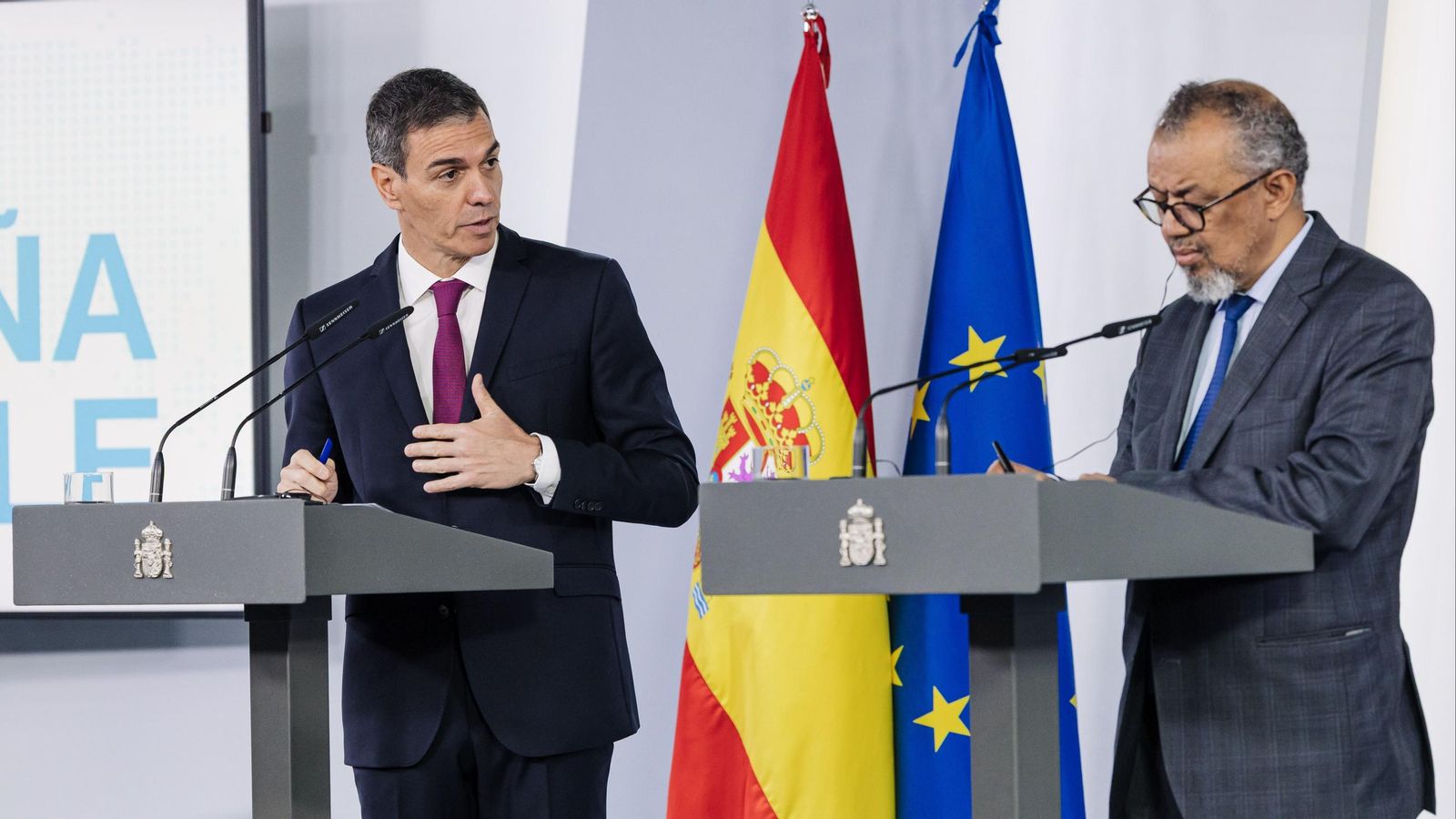 El presidente del Gobierno, Pedro Sánchez (i), recibe al director general de la Organización Mundial de la Salud (OMS), Tedros Adhanom (d).