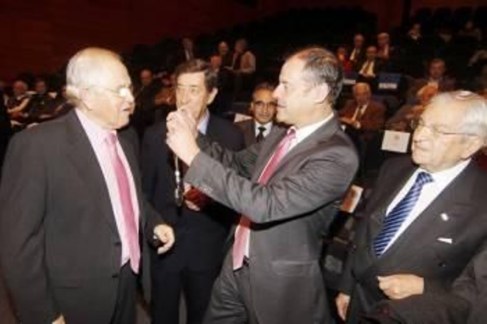 El rector, Salustiano Mato, entrega la medalla al catedrático  Jorge González Gurriarán. (Foto: J.V. LANDIN)