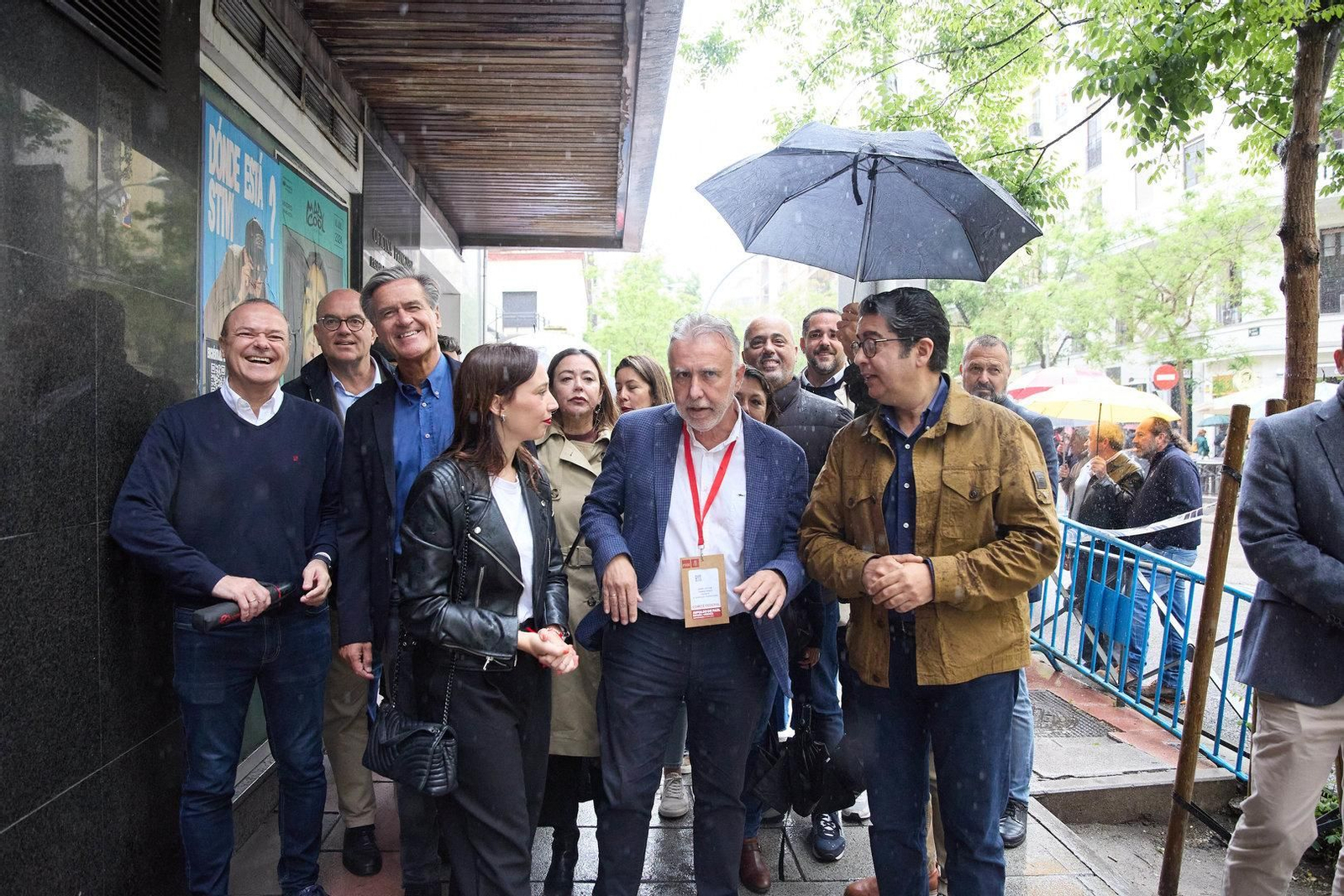 El ministro de Política Territorial y Memoria Democrática, Ángel Víctor Torres, al lado de la sede.