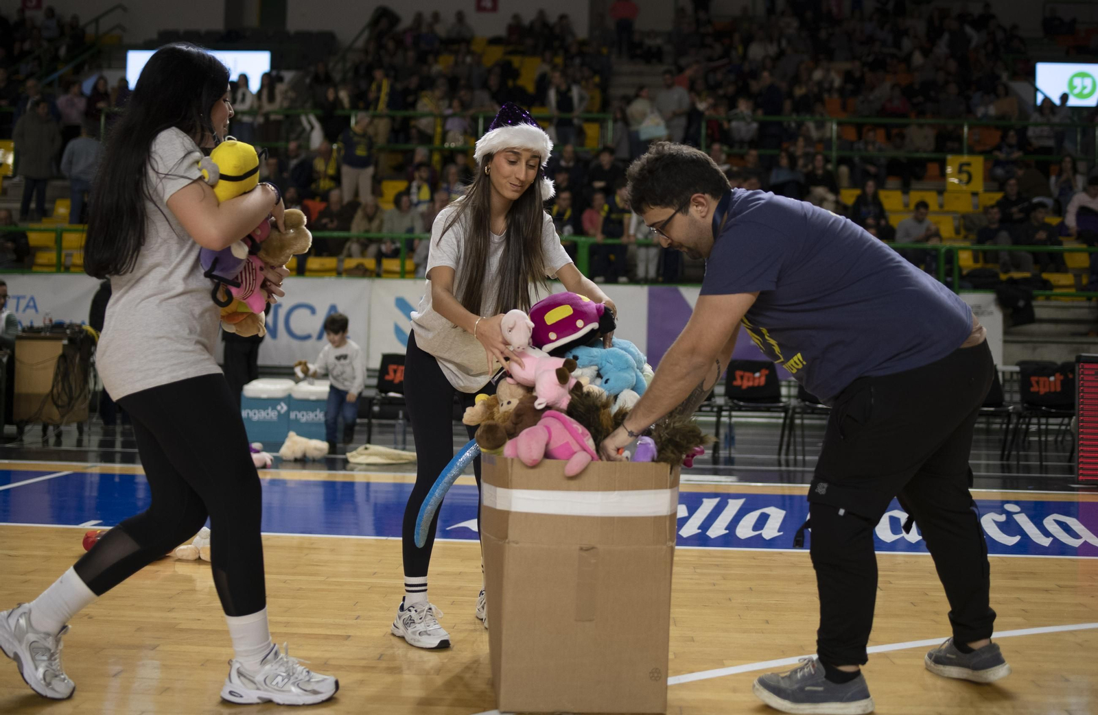 Galería | El Pazo se llena de Navidad en la primera derrota del COB como local