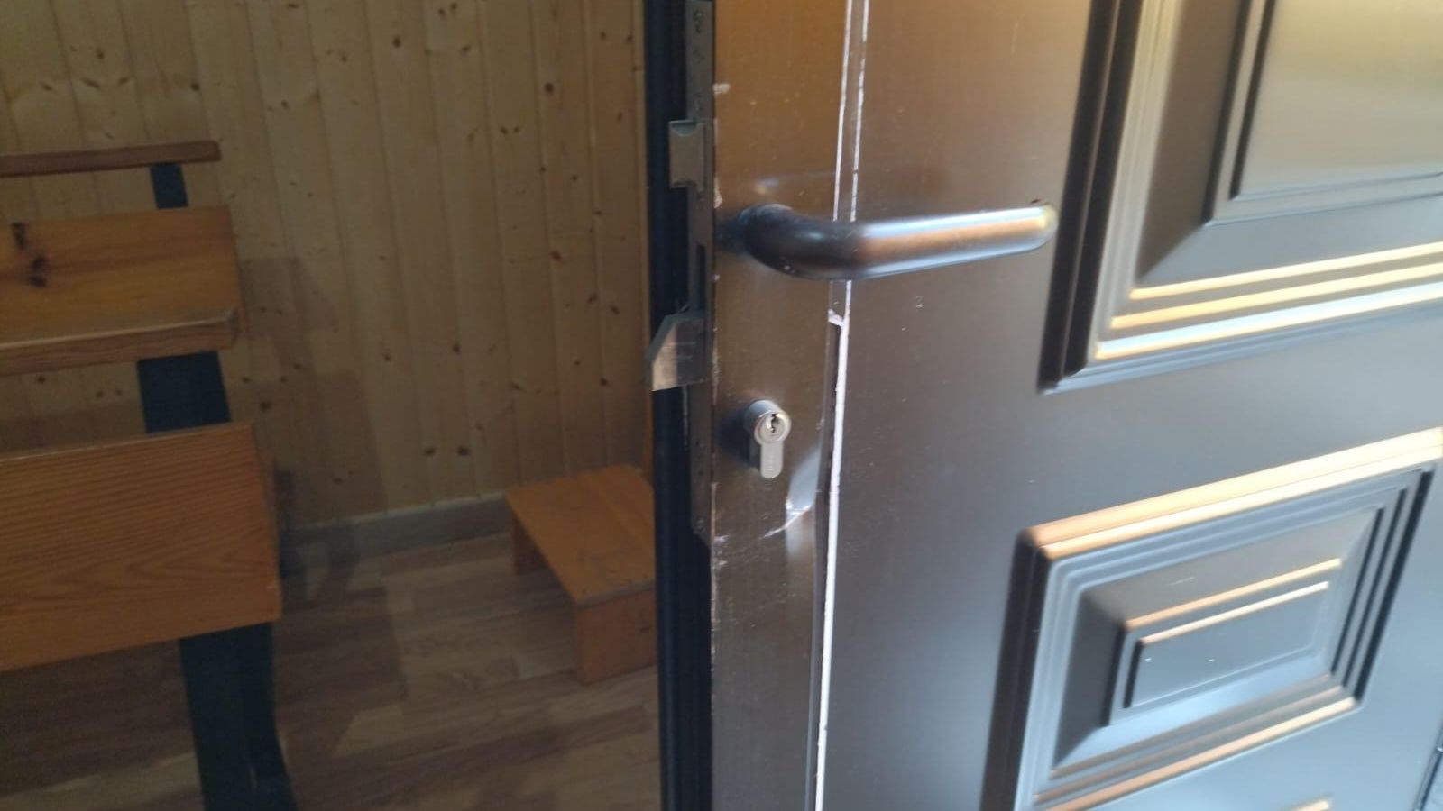 Puerta de la capilla de San Roque, forzada.