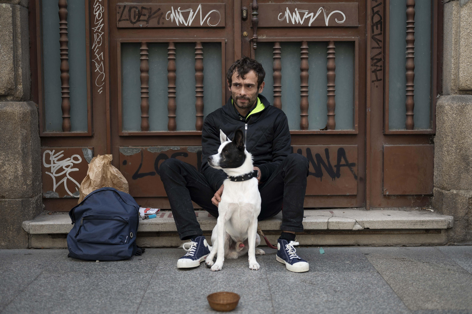 Plácido junto a su perro Gucci.