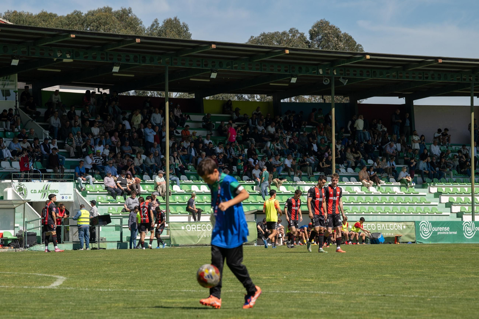 Galería | El Arenteiro cae en una tarde soleada de Domingo de Pascua en Espiñedo (1-2)
