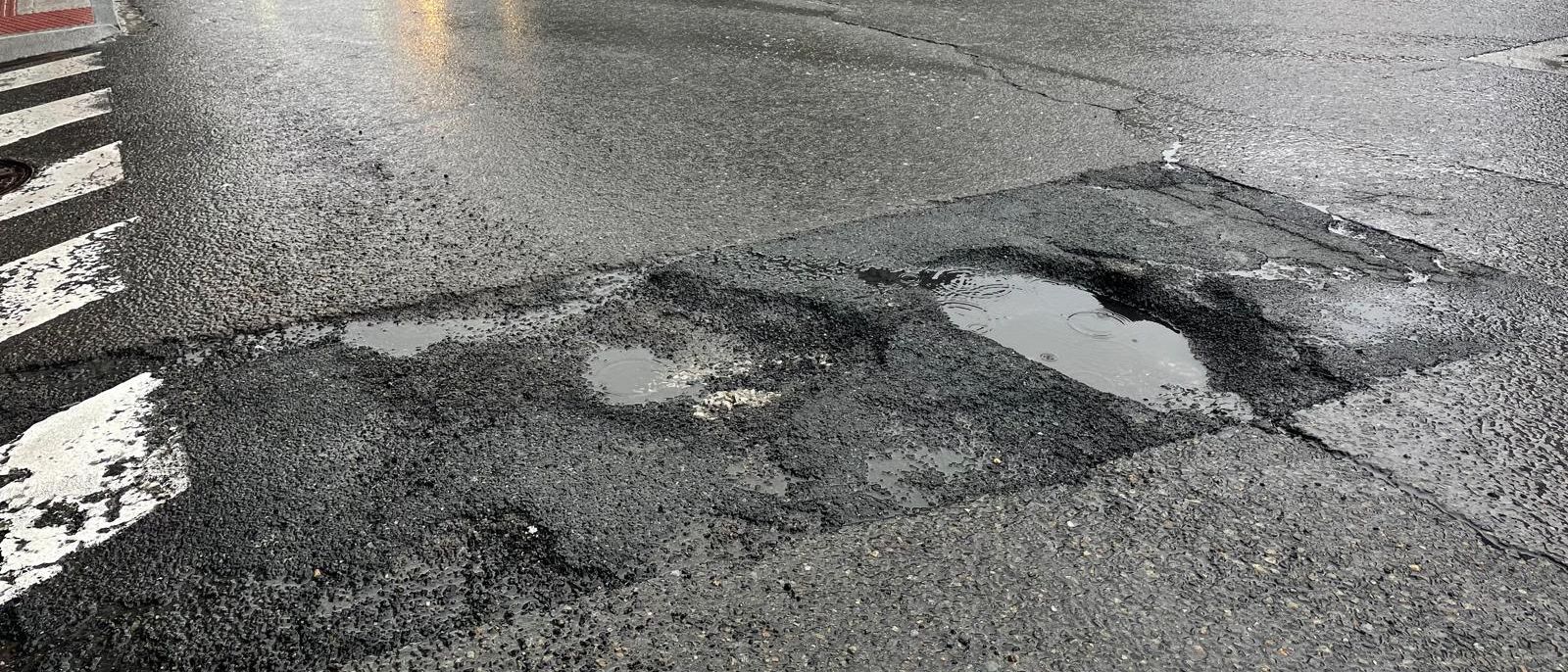 El socavón en la calle San Francisco, delante del Auditorio