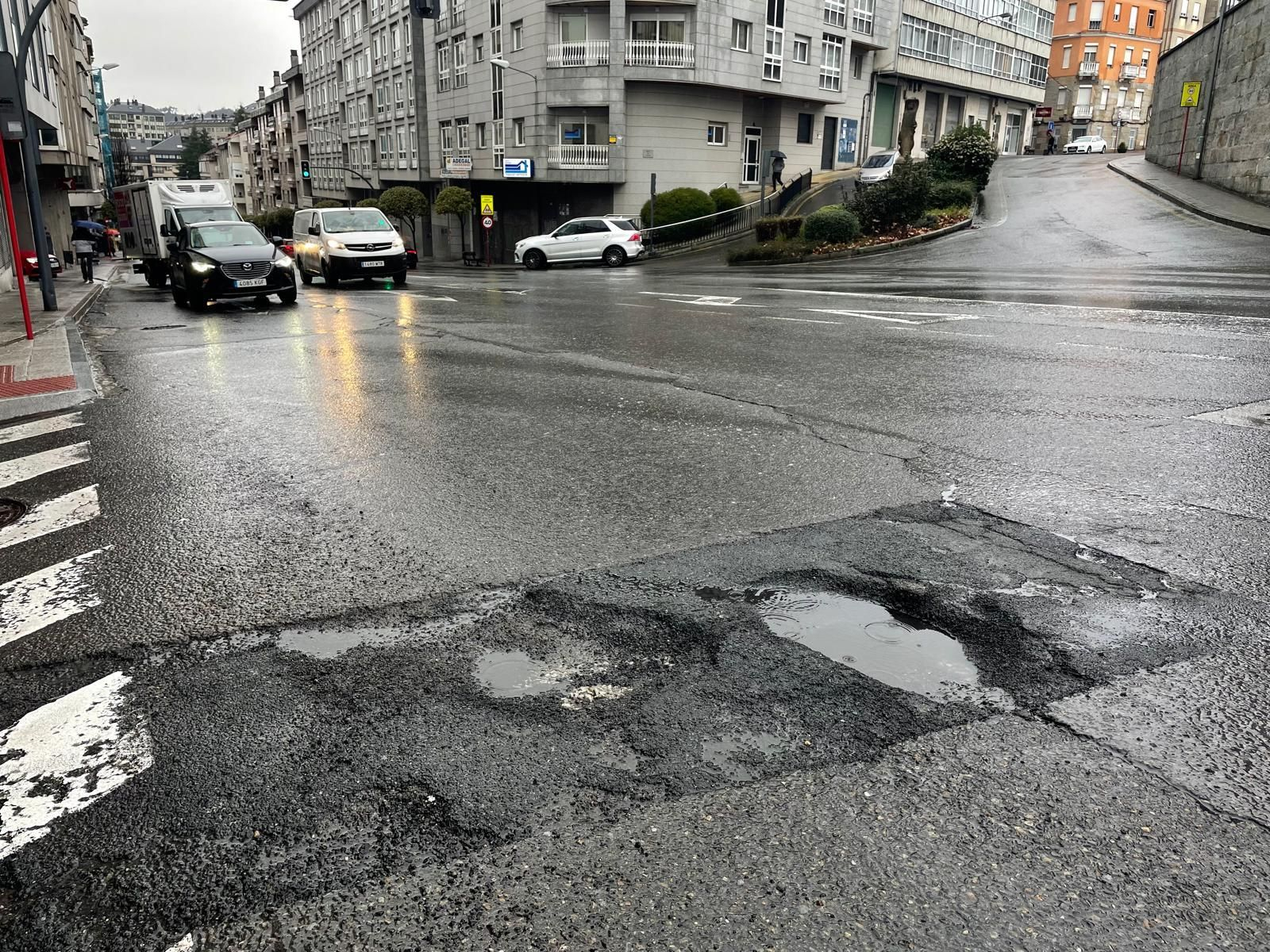 El socavón en la calle San Francisco, delante del Auditorio