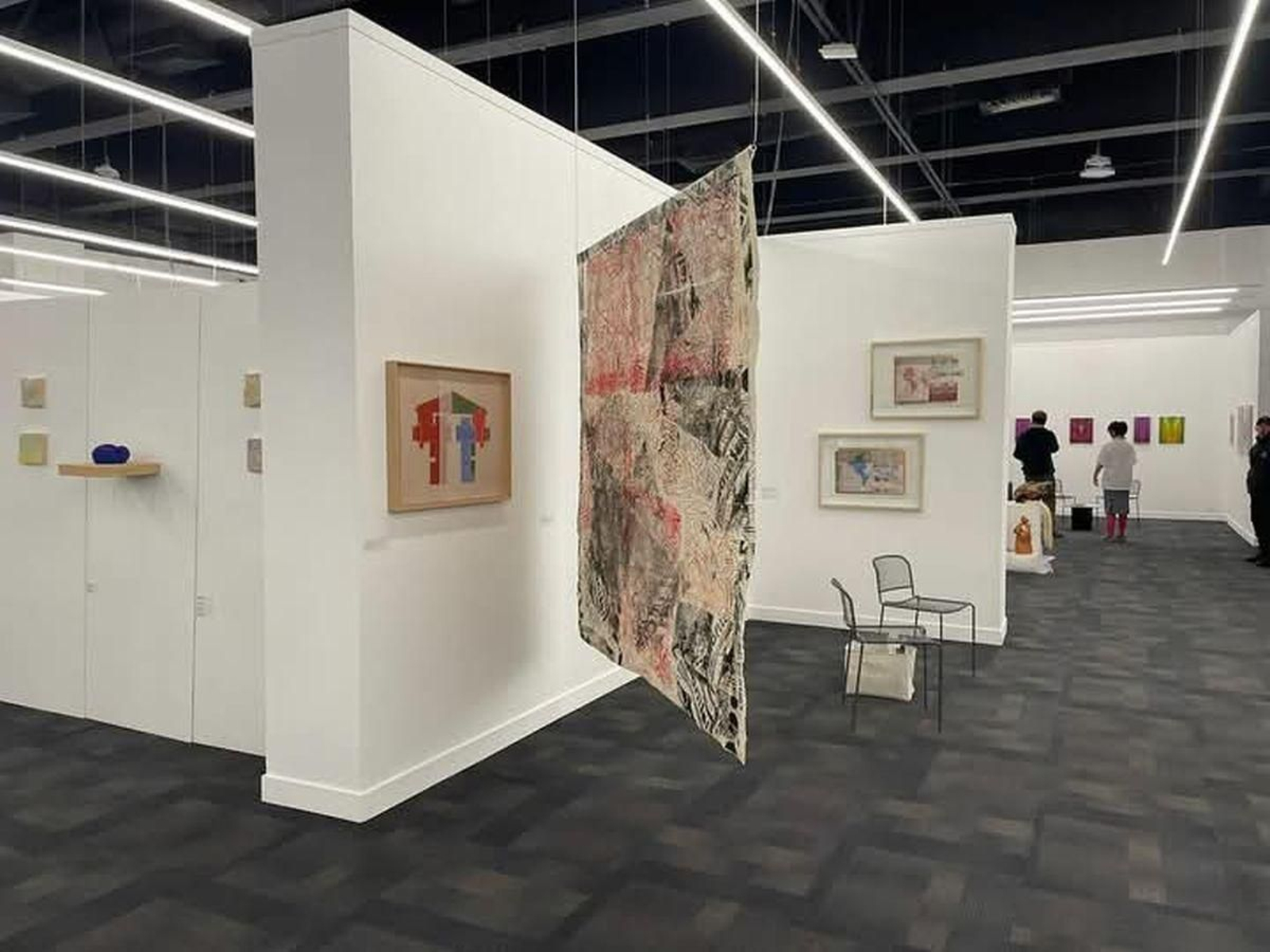 La obra de Carme Nogueira, la primera sobre la pared del stand de La Oficina.