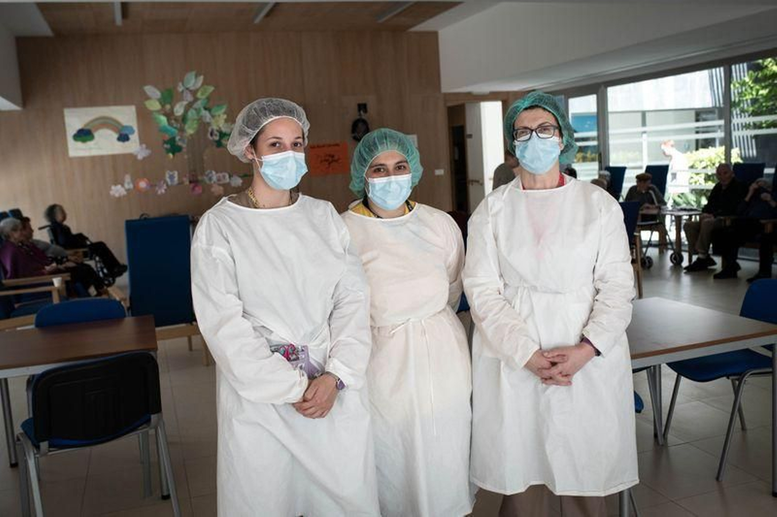 Natalia Álvarez, Cristina Pérez y Eva Blanco, auxiliares de la miniresidencia de mayores de Luíntra. (FOTO: ÓSCAR PINAL)
