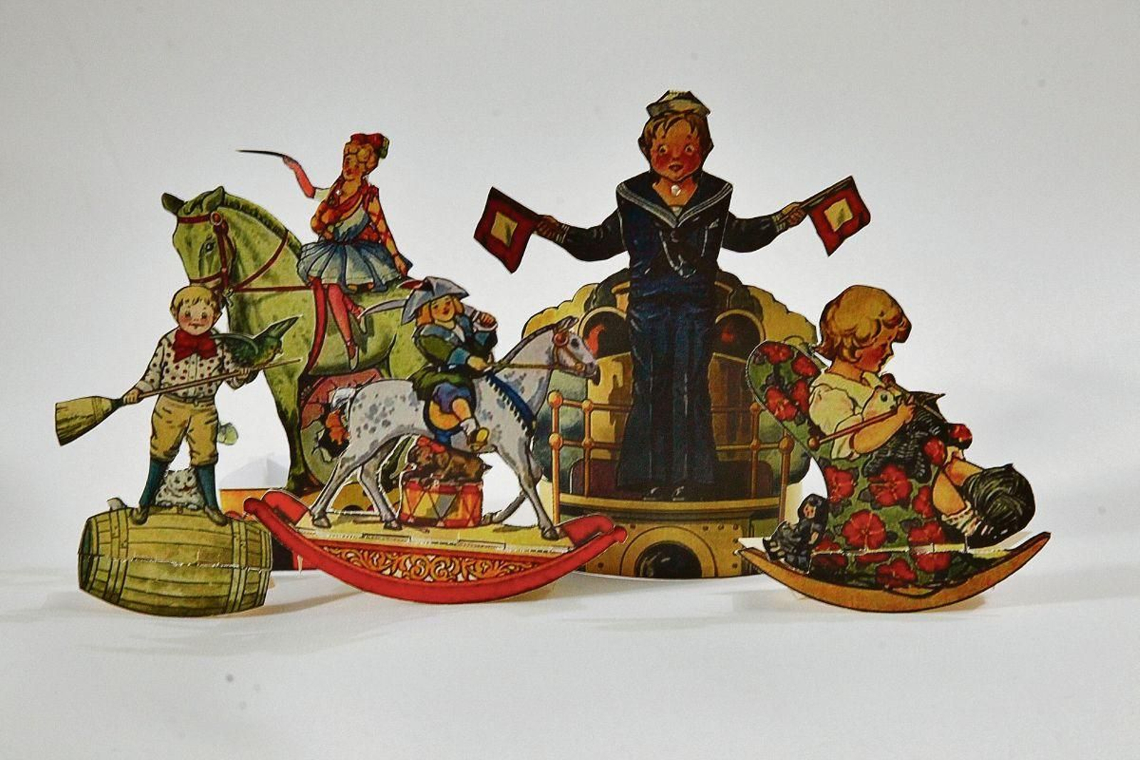 Niños realizando distintas actividades.