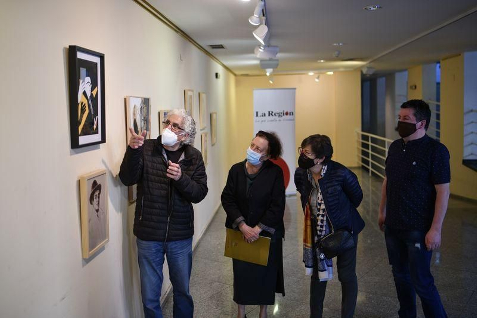 A Casa da Cultura de Xinzo acolle a exposición "Os rostros de Nós" // Foto: Xesús Fariñas