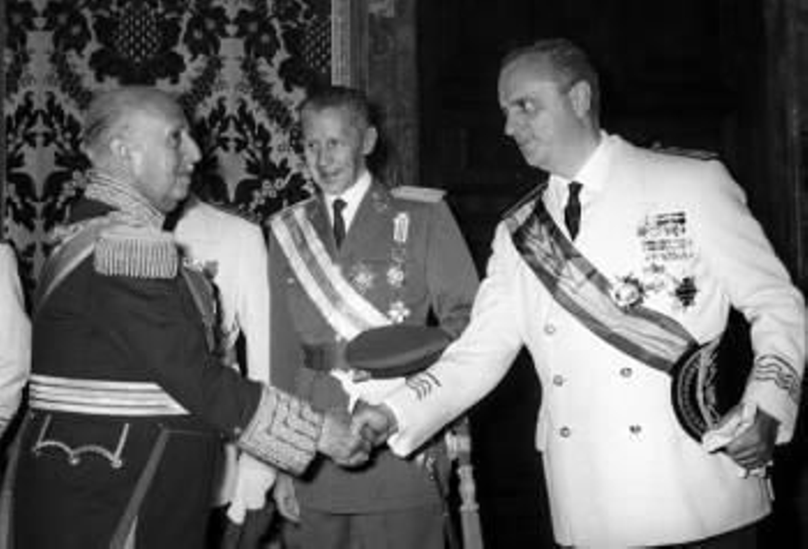 En la imagen, Fraga saluda al jefe del Estado, Francisco Franco