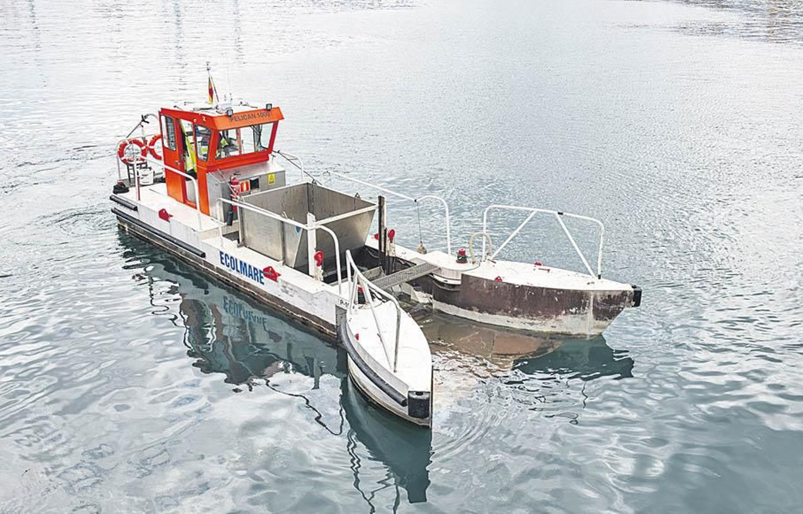 La enbarcación “Pelican” de la empresa Segem se encarga de limpiar la lámina de agua en el puerto.