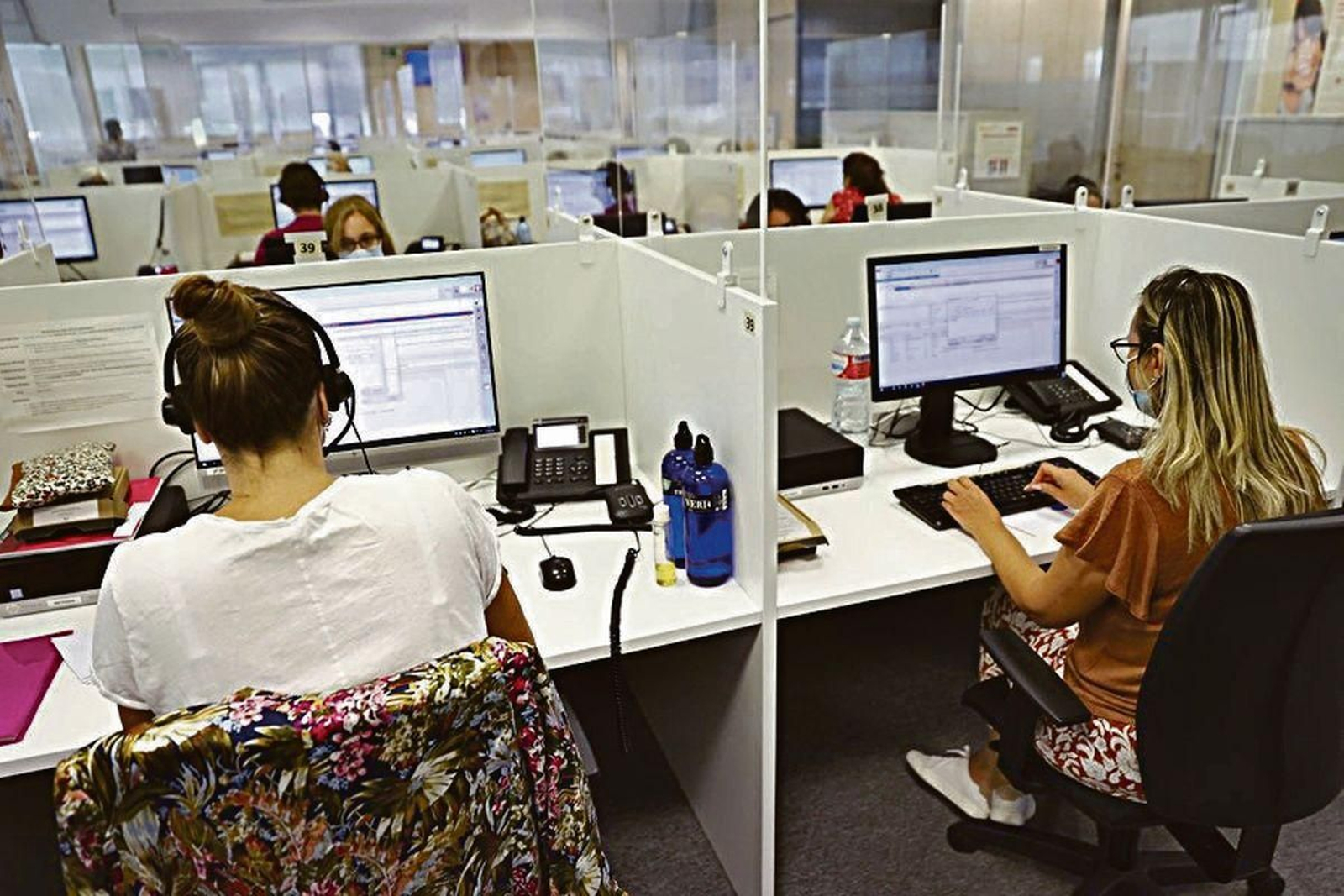 Una teleoperadora en su puesto de trabajo.