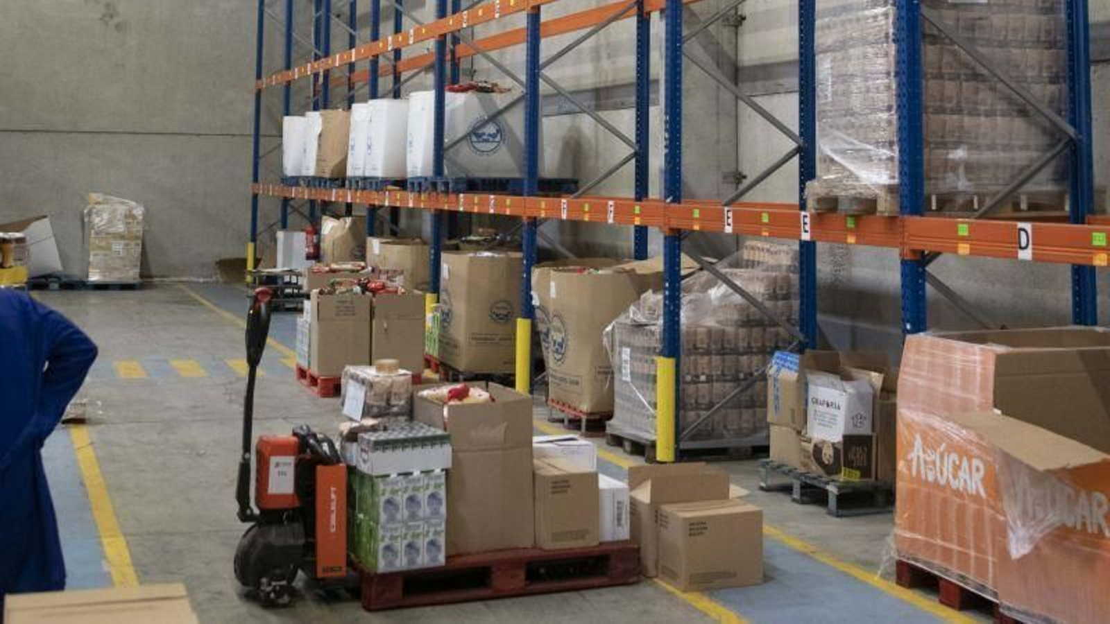 Estanterías del Banco de Alimentos de Ourense.