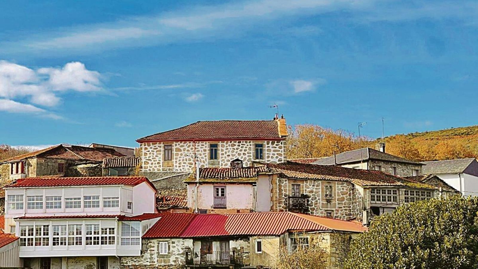 Conjunto de casas con esgrafiado en Fradelo.