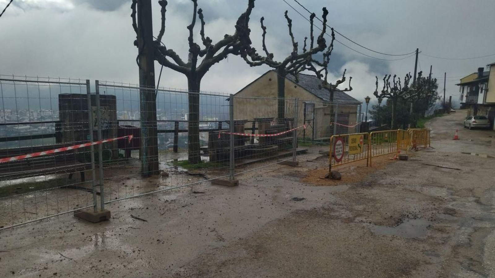 Una valla más alta impide acceder a la zona inestable.