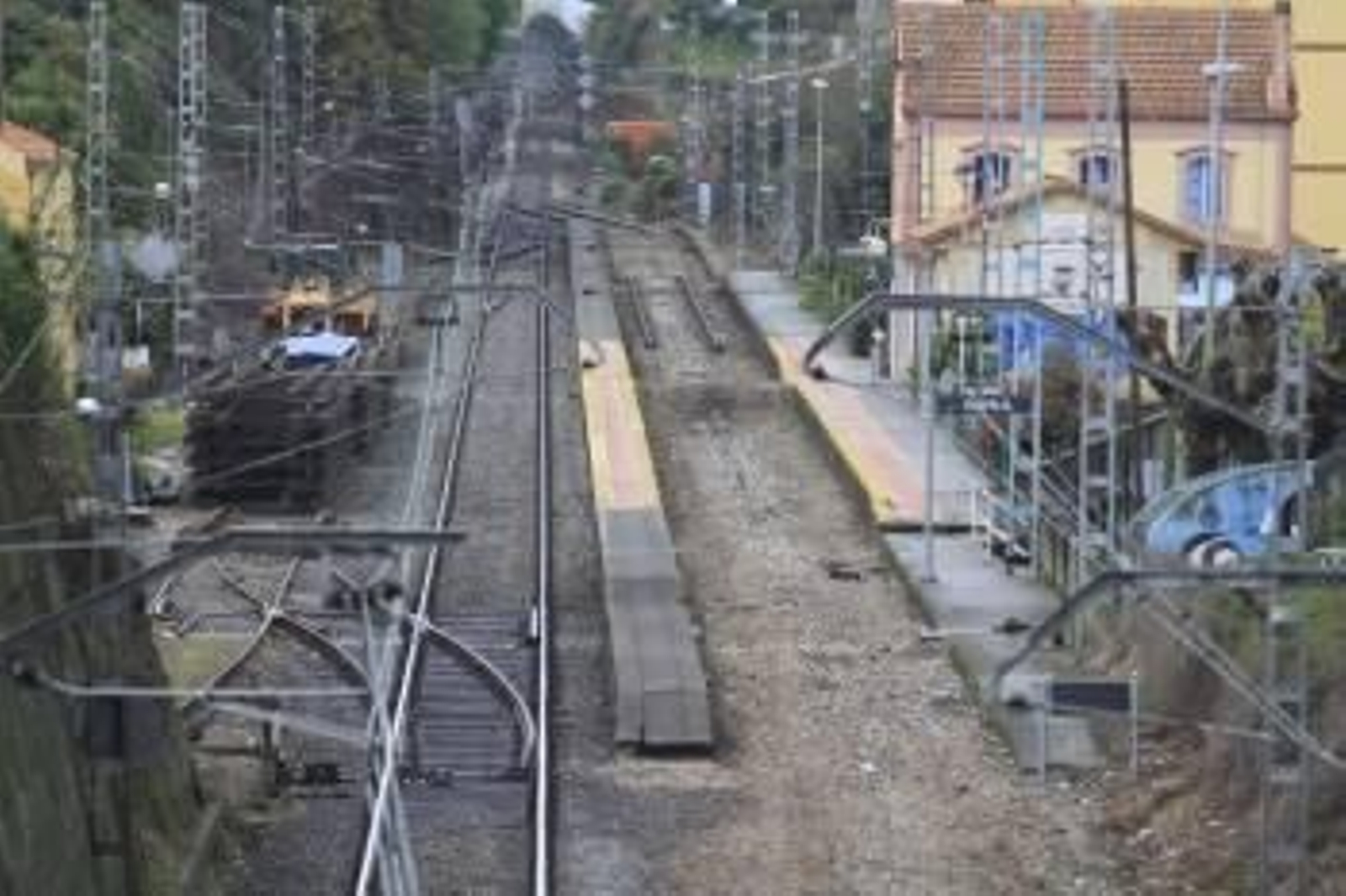 Imagen de la estación de Chapela, el pasado mes de marzo, ya sin una de sus vías.