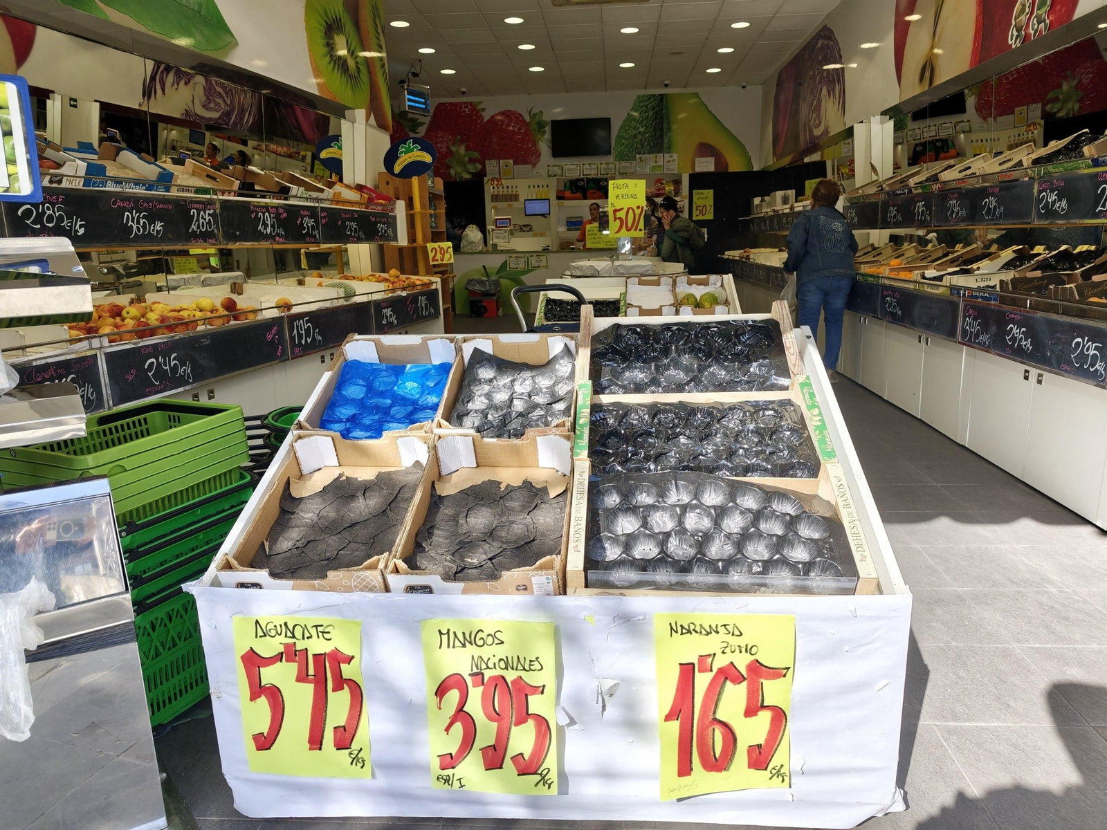 Frutería ubicada en Pizarro sin apenas producto ayer, horas antes de echar el cierre.
