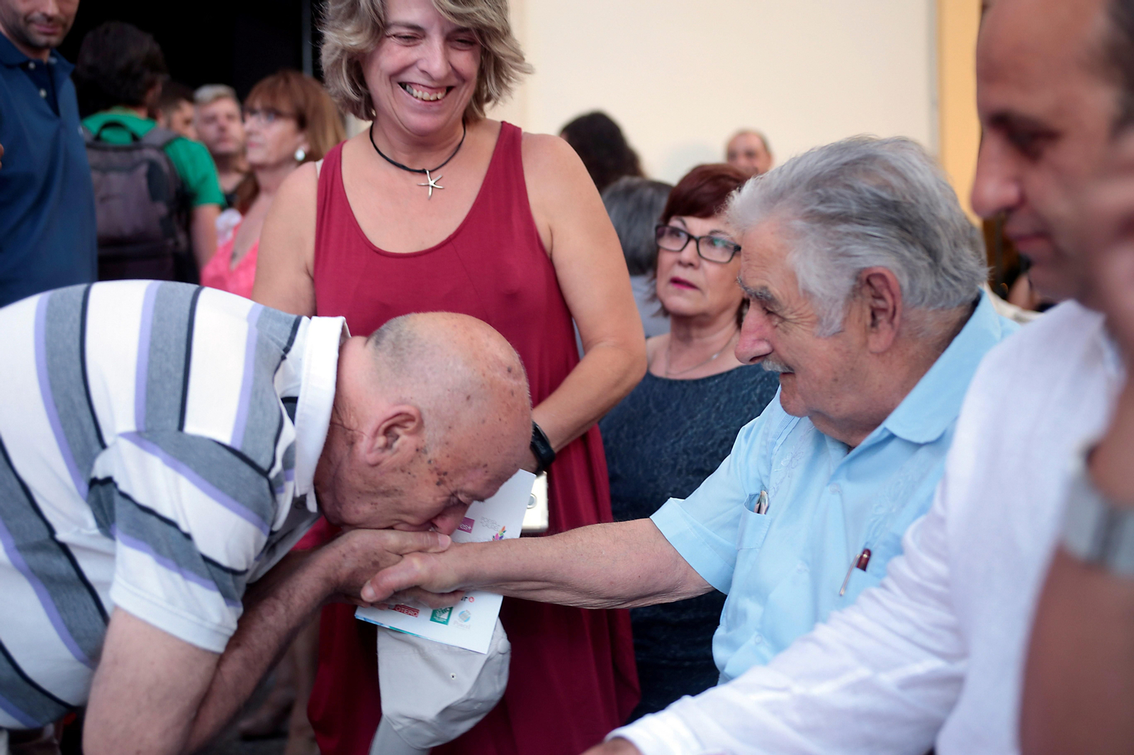 Un admirador besa la mano del expresidente de Uruguay José Mujica, en La Zubia (Granada)